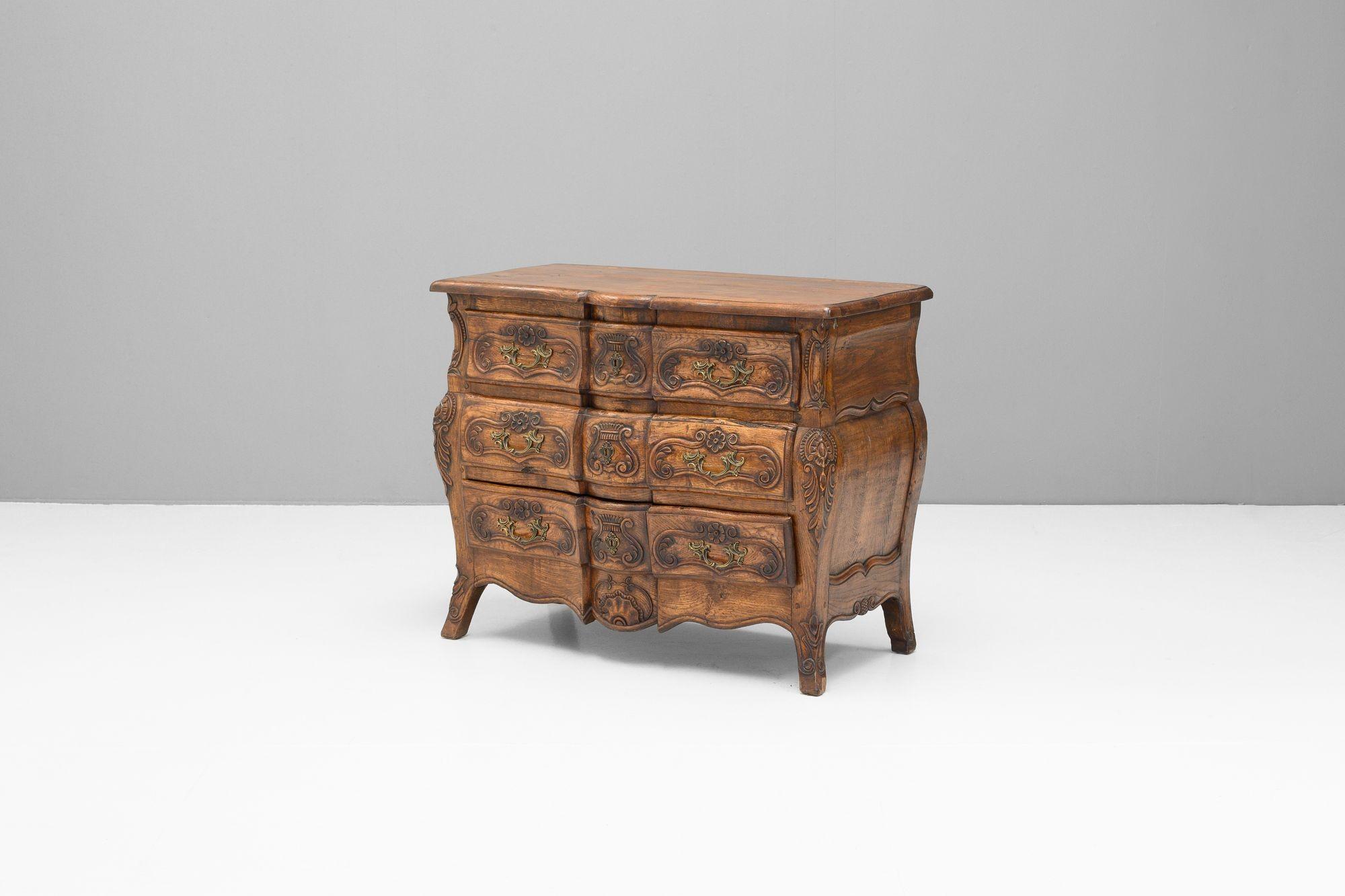 French bombe commode in walnut with carved drawer fronts and original brass handles. Circa 1950.


H 81cm x W 99cm x D 51cm