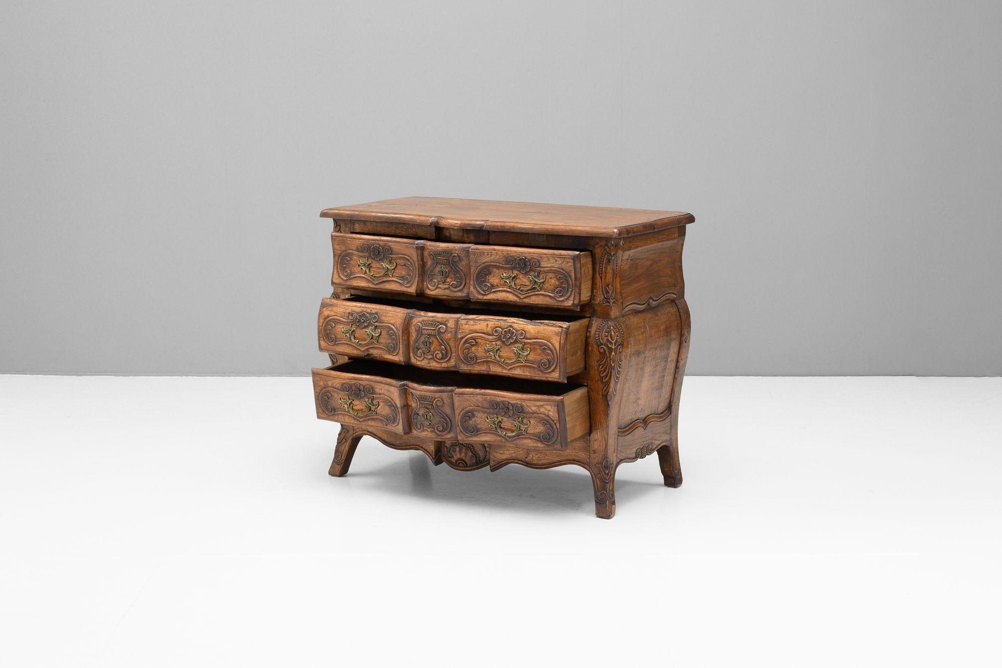 Bombe Commode In Good Condition For Sale In London, England