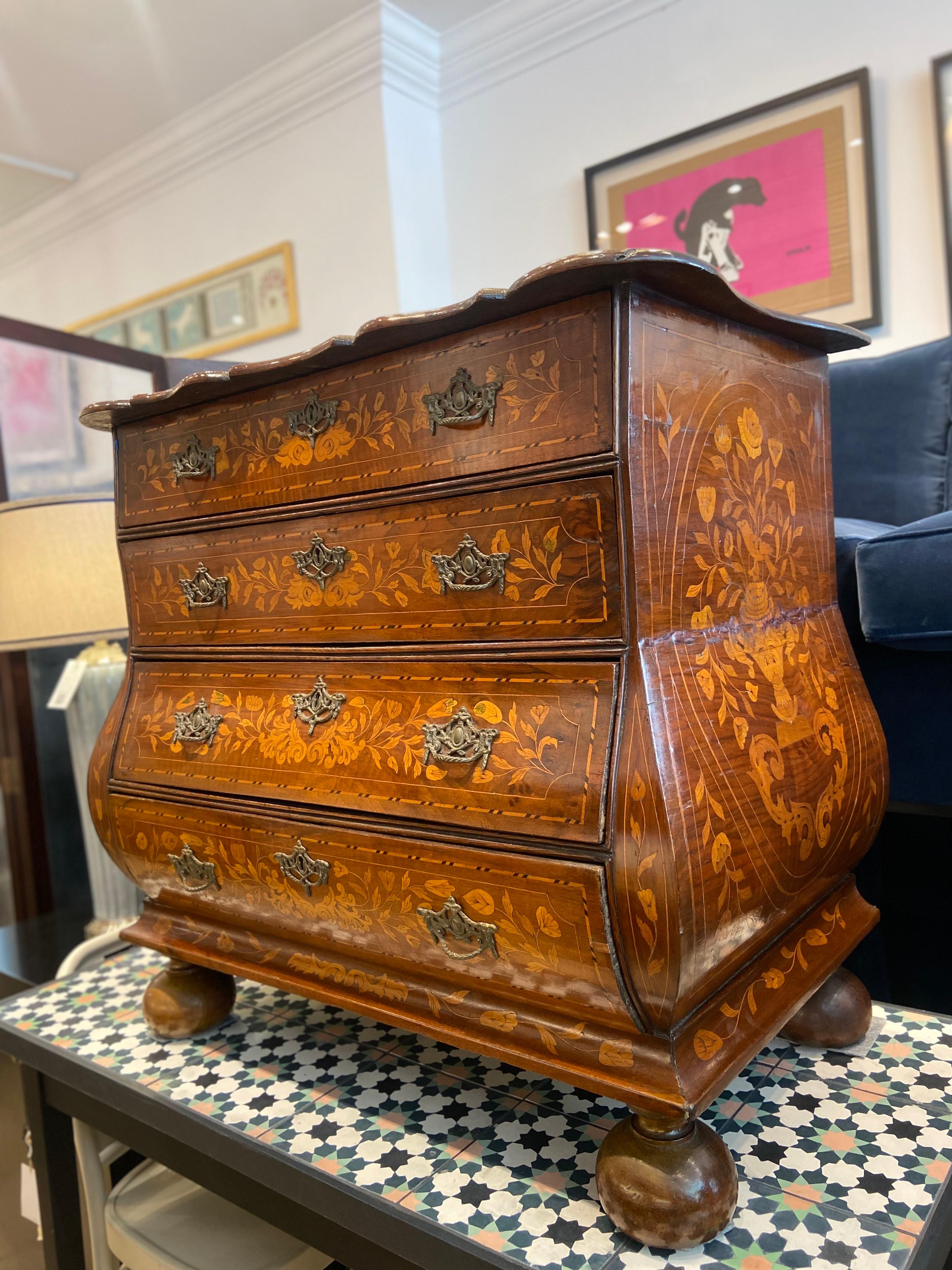 Porta a casa tua un'eleganza senza tempo con questo antico cassettone olandese, realizzato magistralmente a mano nel XIX secolo. 

Questo pezzo notevole presenta una superba lavorazione a intarsio, con intricati intarsi floreali su tutta la parte