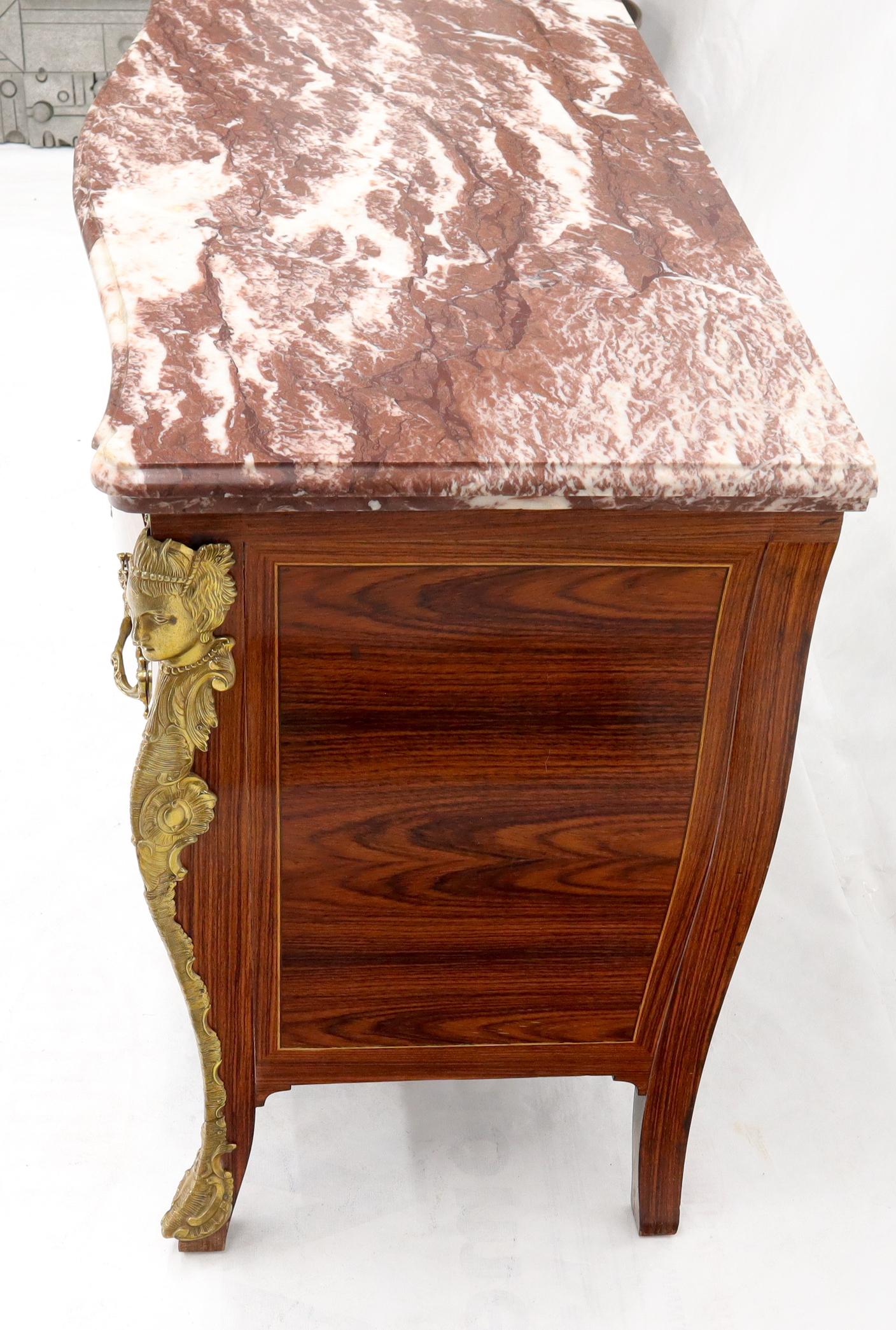 Européen Commode bombée à 4 tiroirs de style Louis XV en bronze et bronze doré avec dessus en marbre français en vente