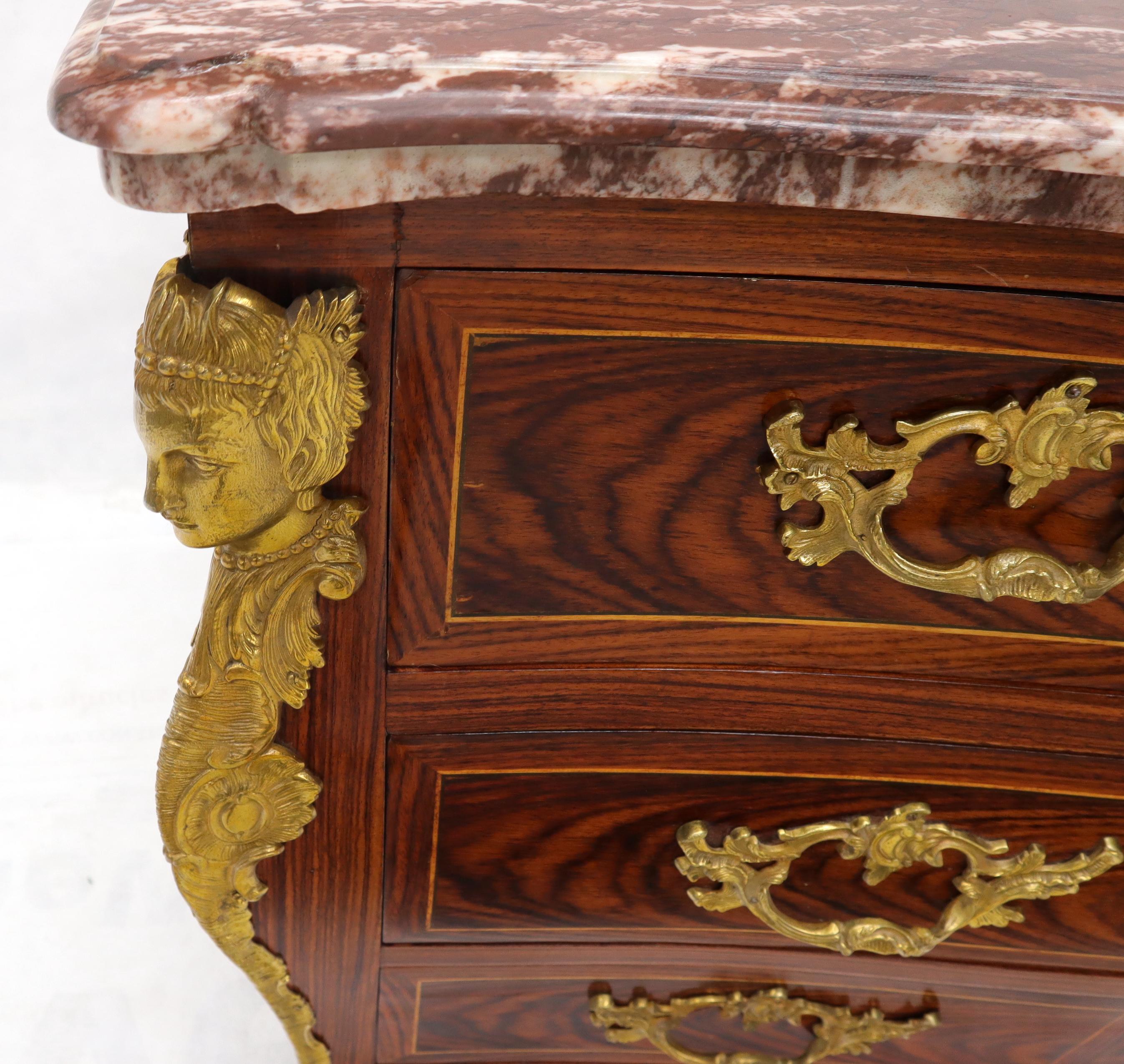 20ième siècle Commode bombée à 4 tiroirs de style Louis XV en bronze et bronze doré avec dessus en marbre français en vente