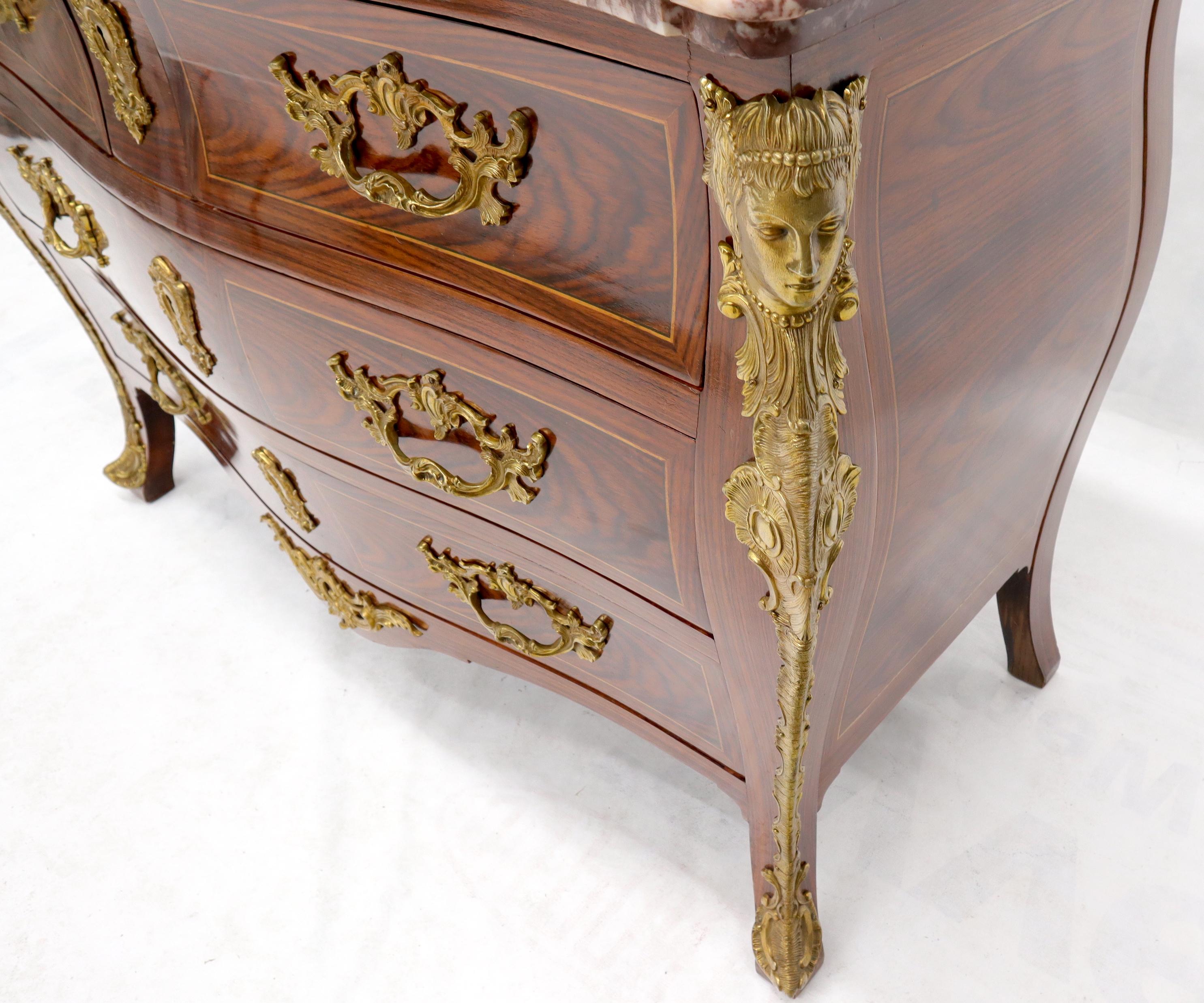 Bois de feuillus Commode bombée à 4 tiroirs de style Louis XV en bronze et bronze doré avec dessus en marbre français en vente
