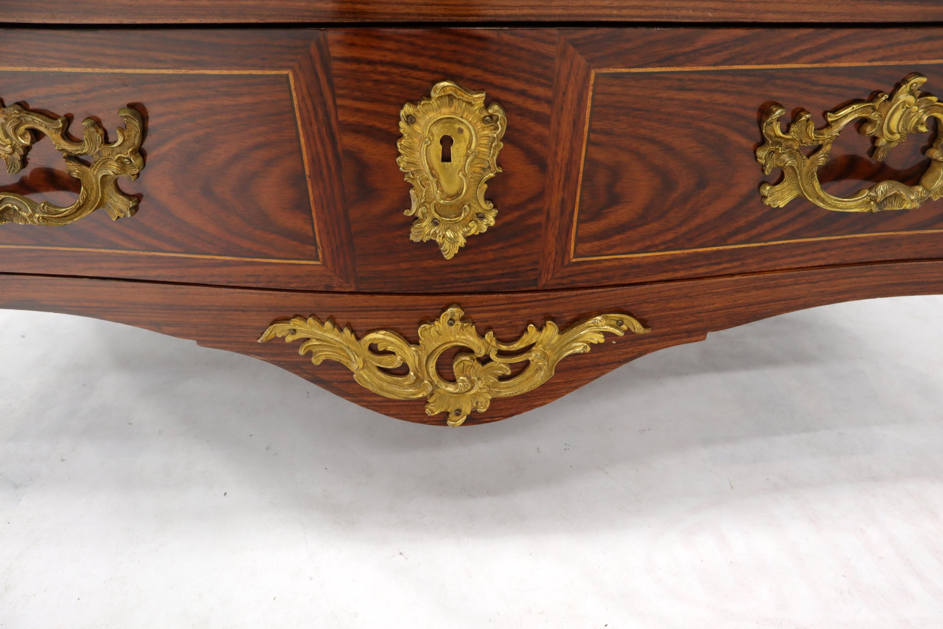 Commode bombée à 4 tiroirs de style Louis XV en bronze et bronze doré avec dessus en marbre français en vente 2