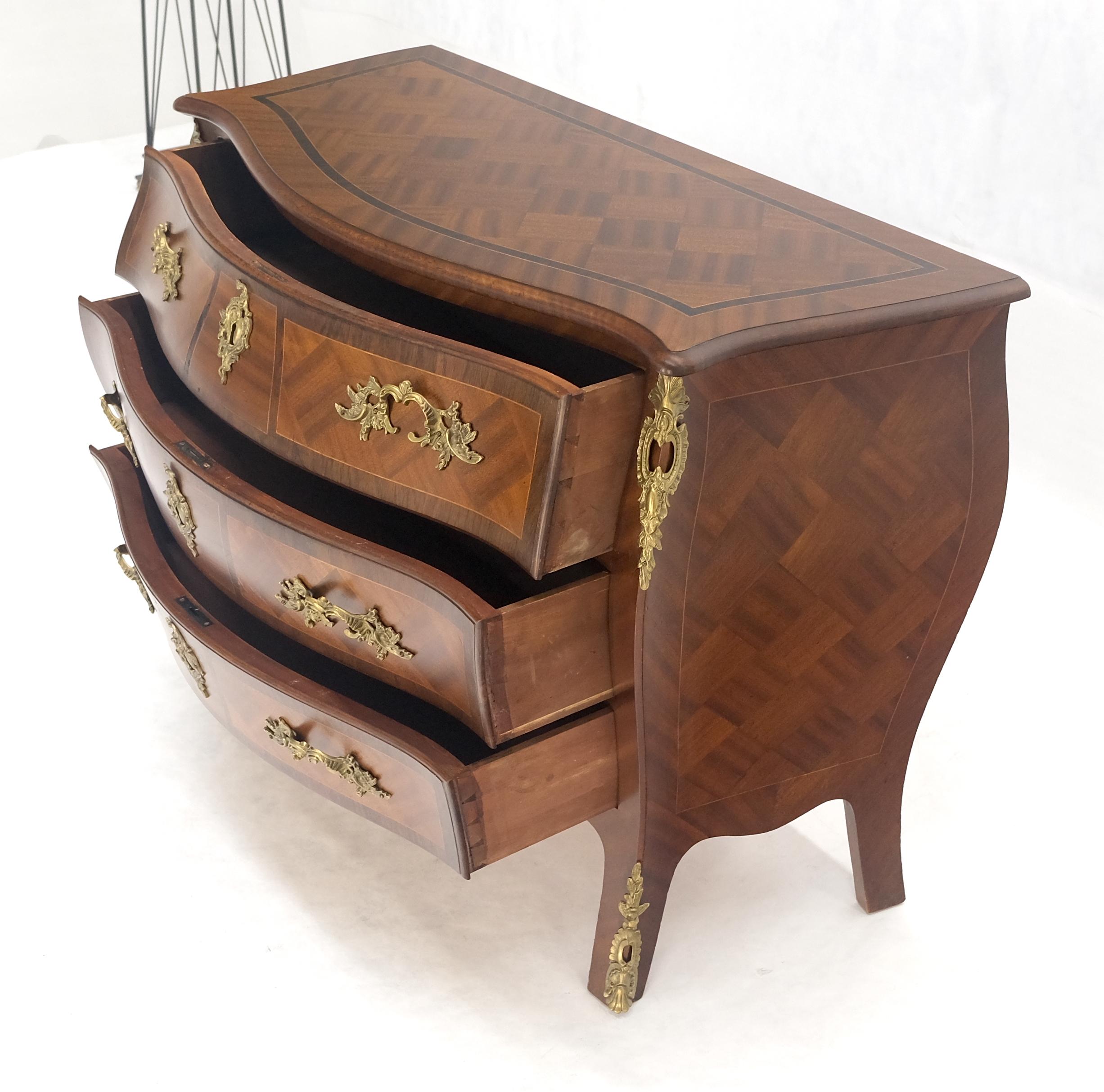 Bombe French Parquetry Top Bronze Mount Ormolu Mount 3 Drawers Dresser MINT in vendita 3