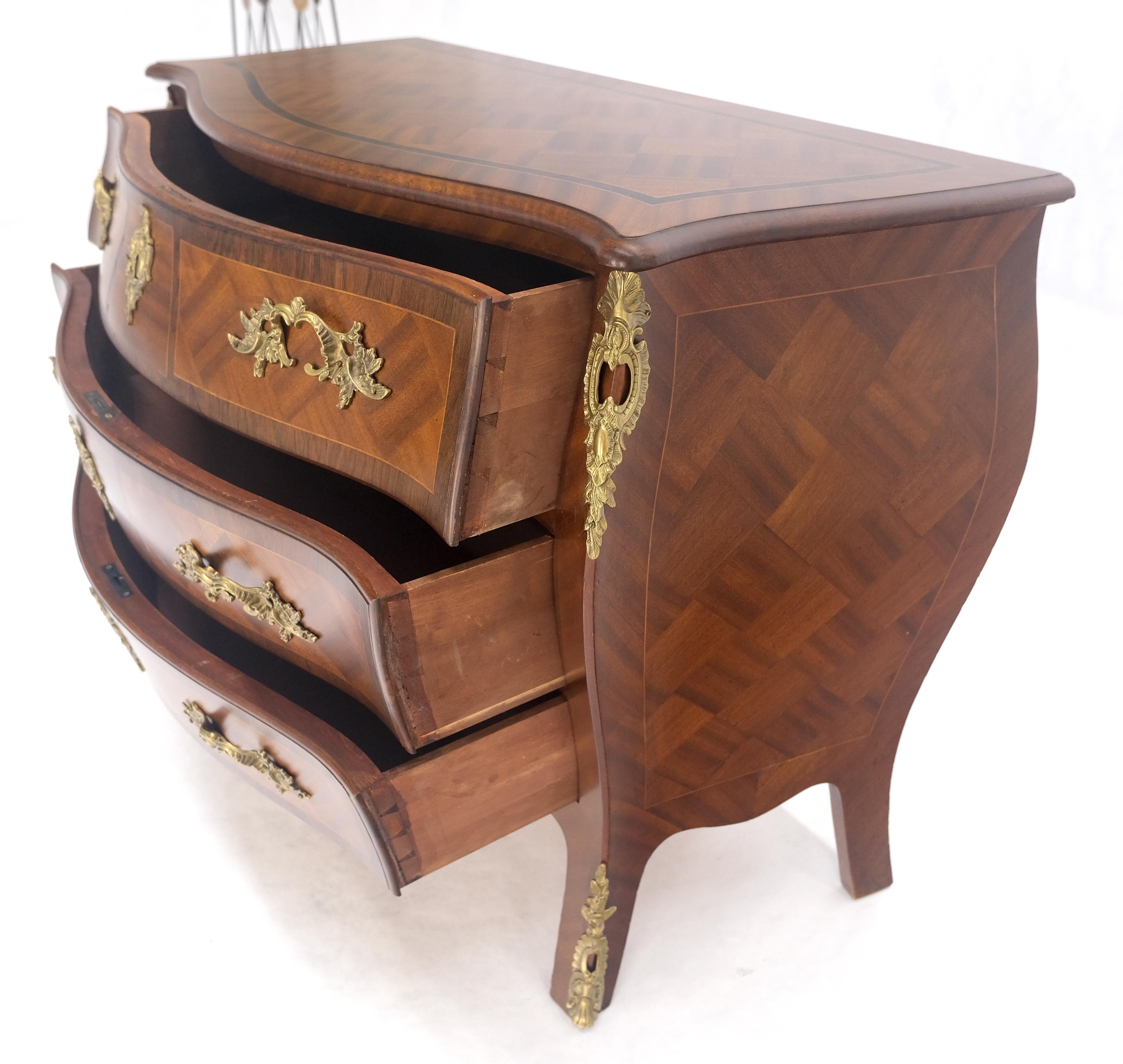 Bombe French Parquetry Top Bronze Mount Ormolu Mount 3 Drawers Dresser MINT in vendita 4