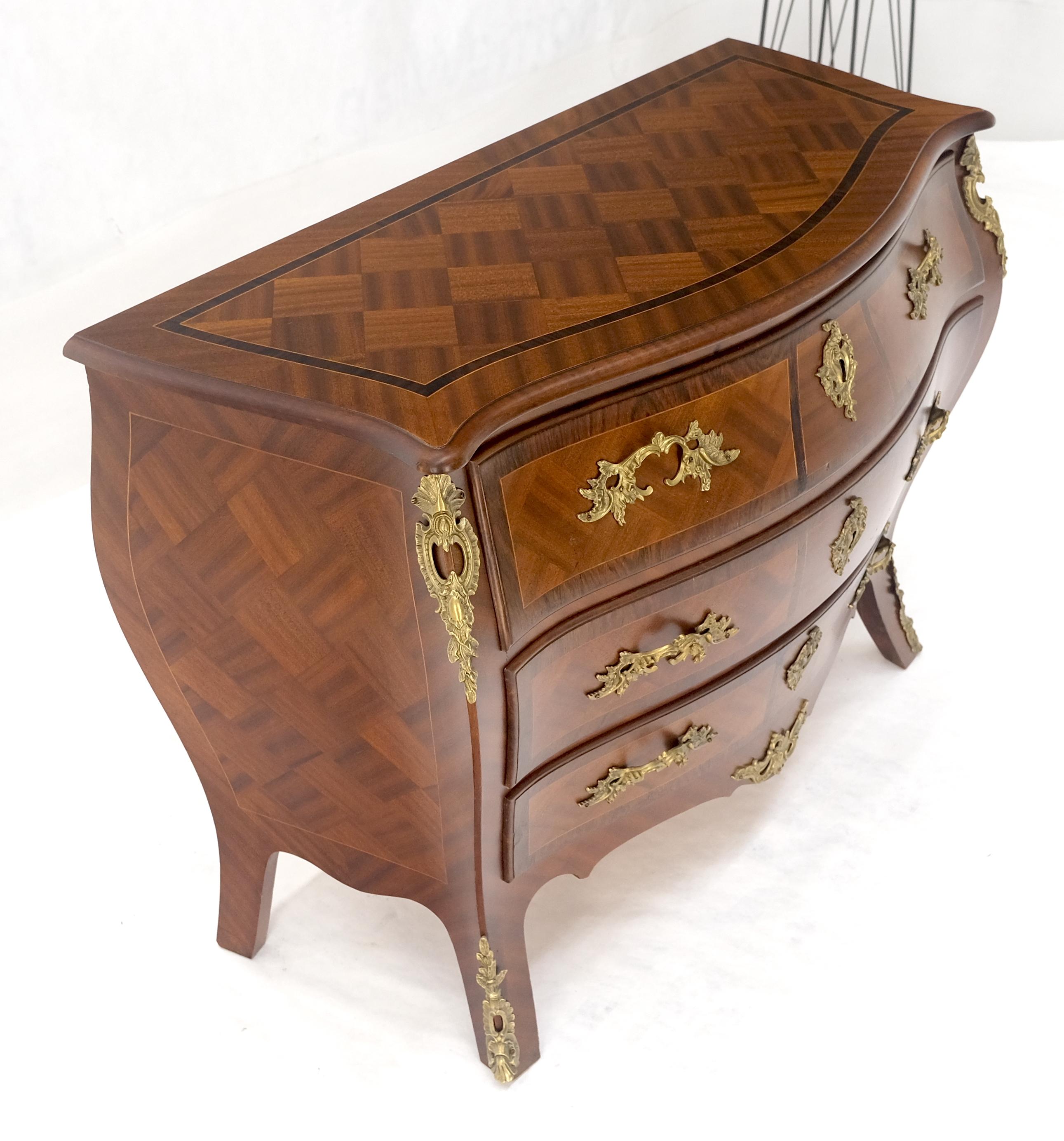 Bombe French Parquetry Top Bronze Mount Ormolu Mount 3 Drawers Dresser MINT in vendita 8