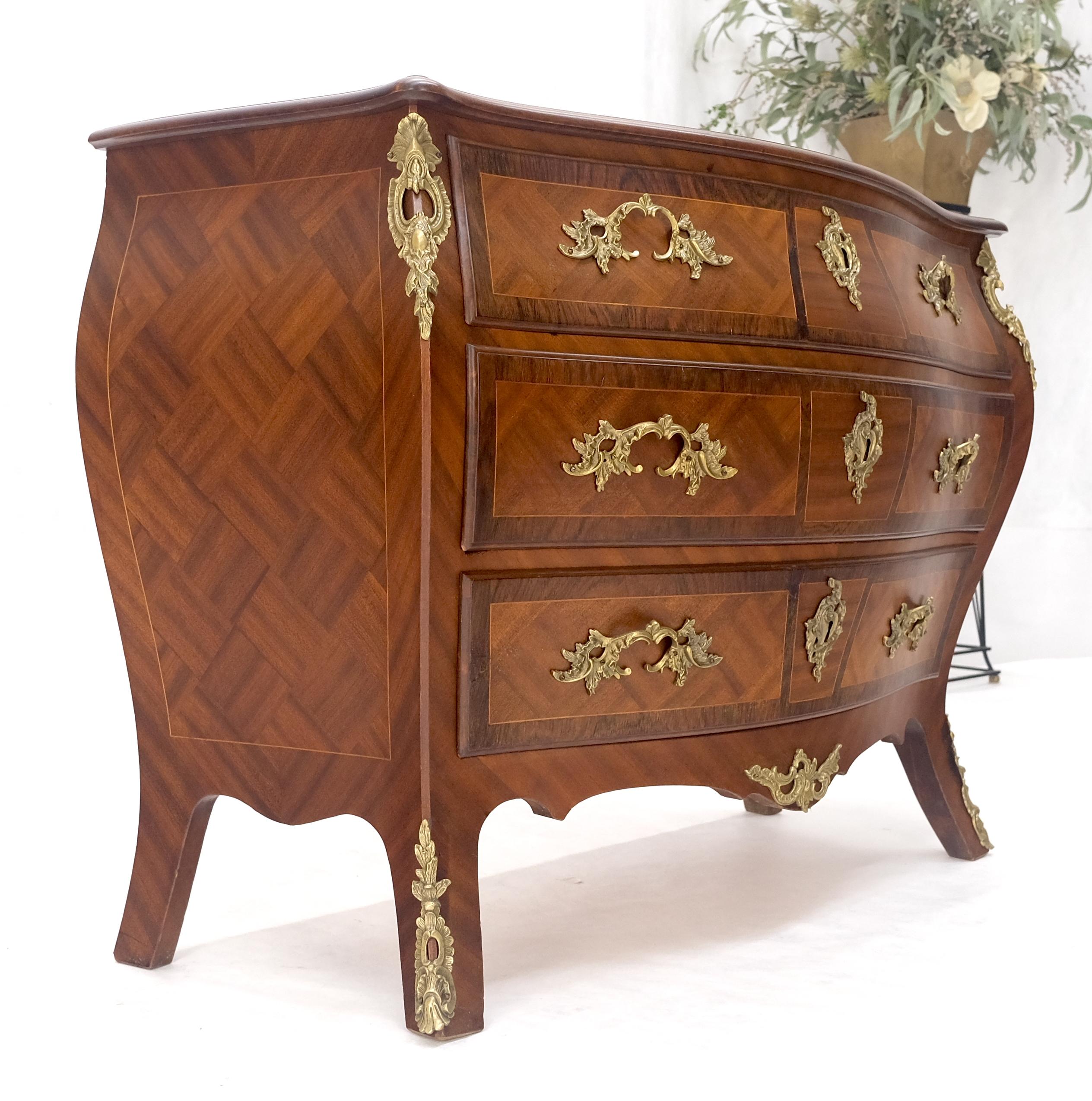 Bombe French Parquetry Top Bronze Mount Ormolu Mount 3 Drawers Dresser MINT in vendita 10
