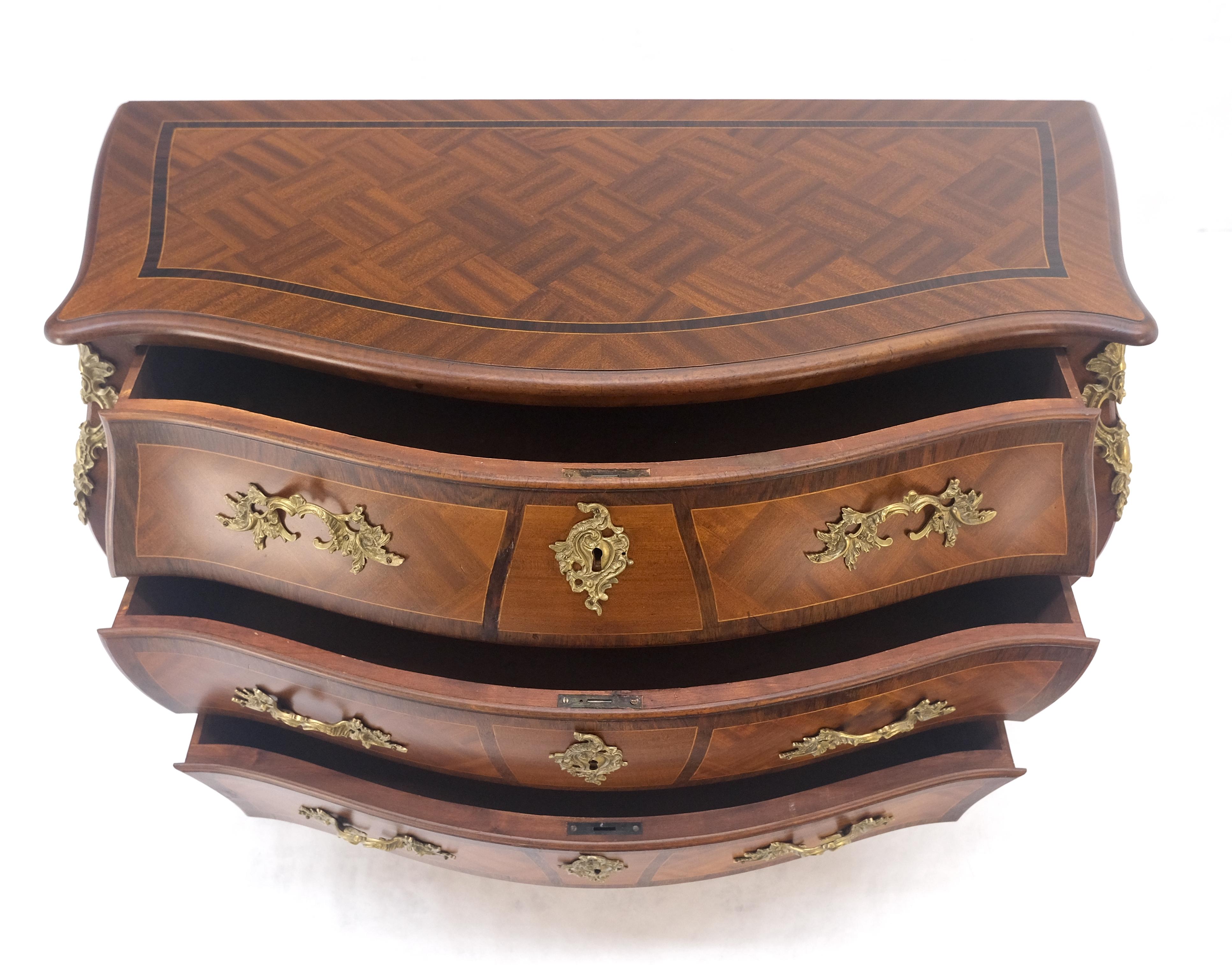 Bombe French Parquetry Top Bronze Mount Ormolu Mount 3 Drawers Dresser MINT in vendita 2