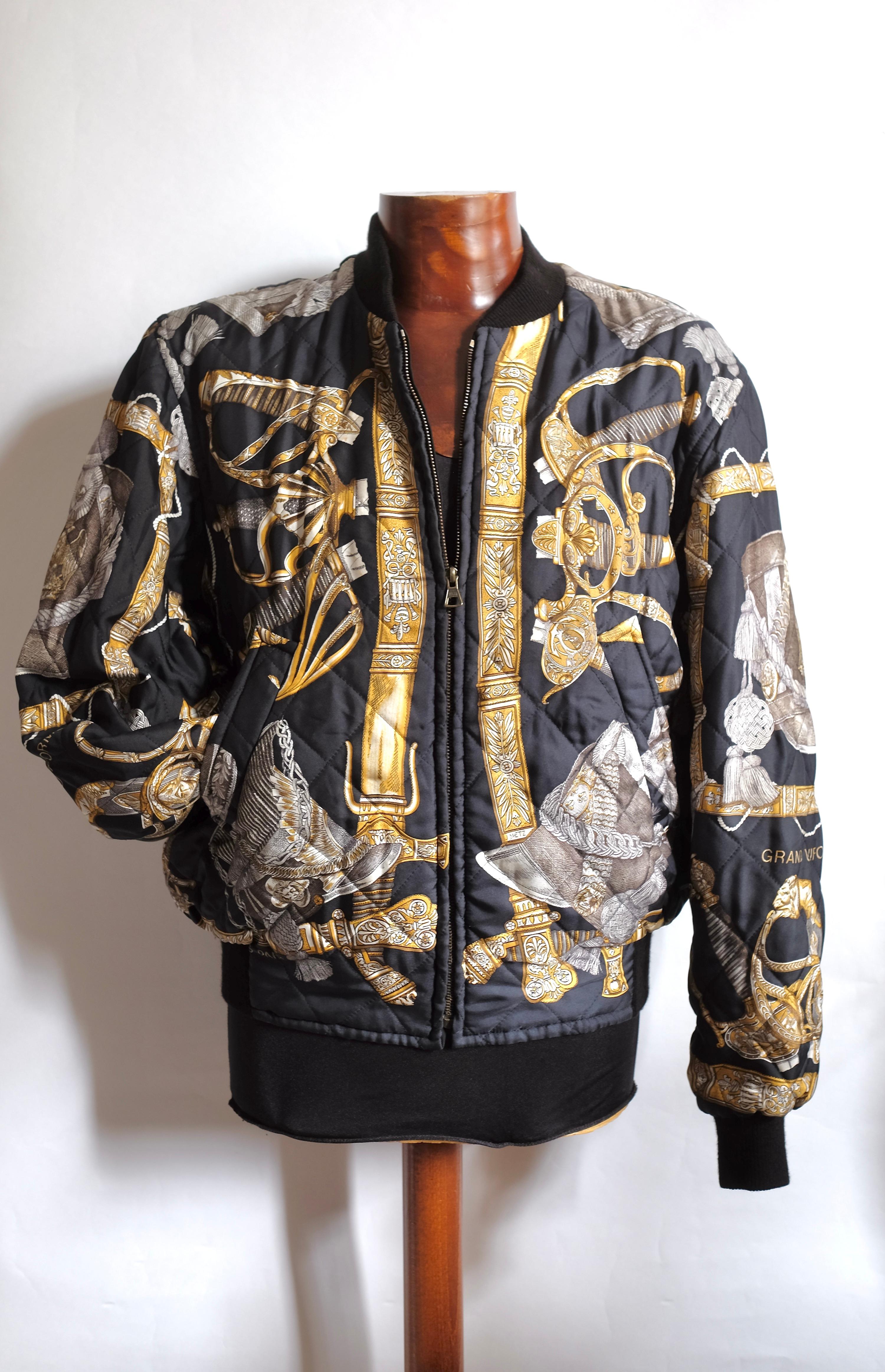 Hermès Vintage Selection by Corrado Luxury - Seltene doppelseitige Bomberjacke aus reiner Seide mit dem kultigen Carrè-Muster 