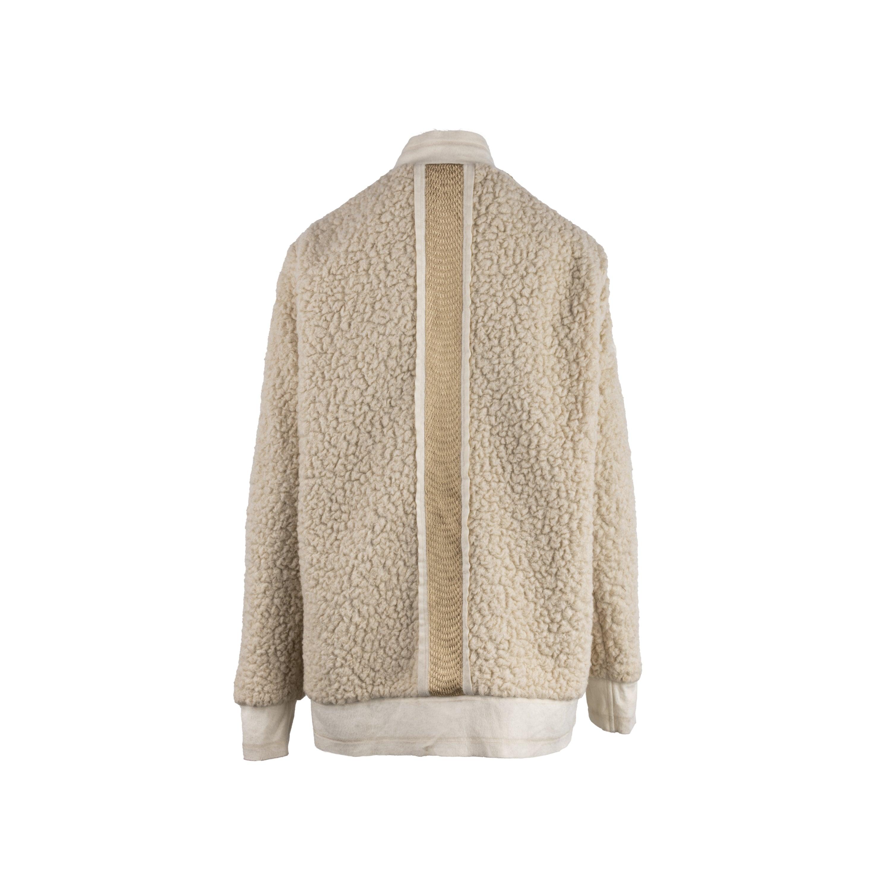 Bomber in lana beige Diliborio. Vestibilità lunga con tasche, maniche lunghe, chiusura con zip, decorato con inserti dorati. Lunghezza totale:77; Misura maniche:74; Busto:60; Spalle:16;