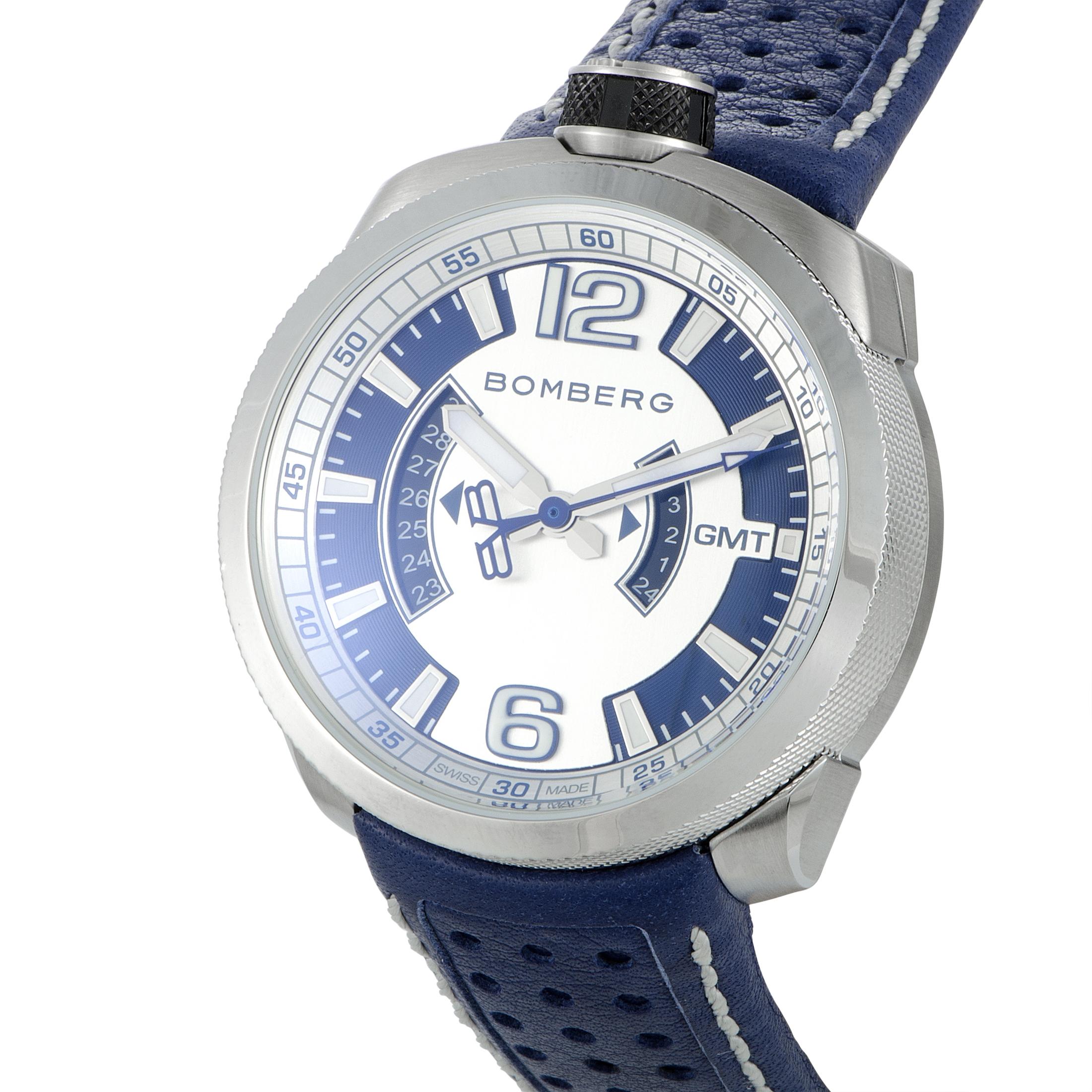 Se trata del perno Bomberg-68, número de referencia BS45GMTSS.002.3.

Se presenta con una caja de acero inoxidable de 45 mm montada en una correa de piel azul con hebilla de espiga, aunque también se puede llevar con cadena. El reloj funciona con un