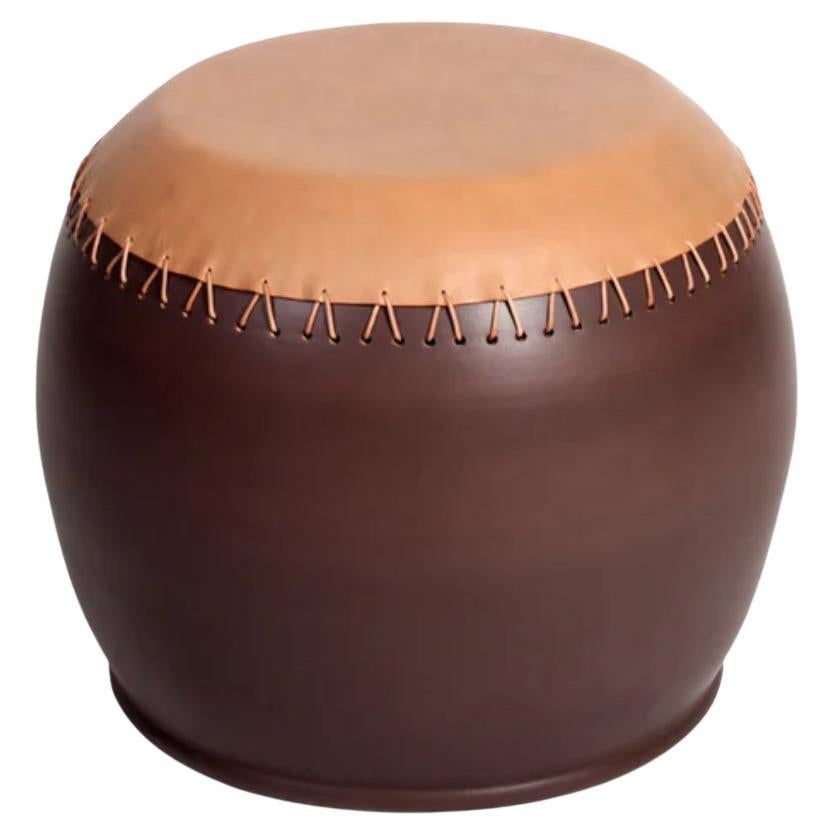 Mesa baja y taburete Bombo 1 de gres esmaltado y cuero by Oscar Maschera