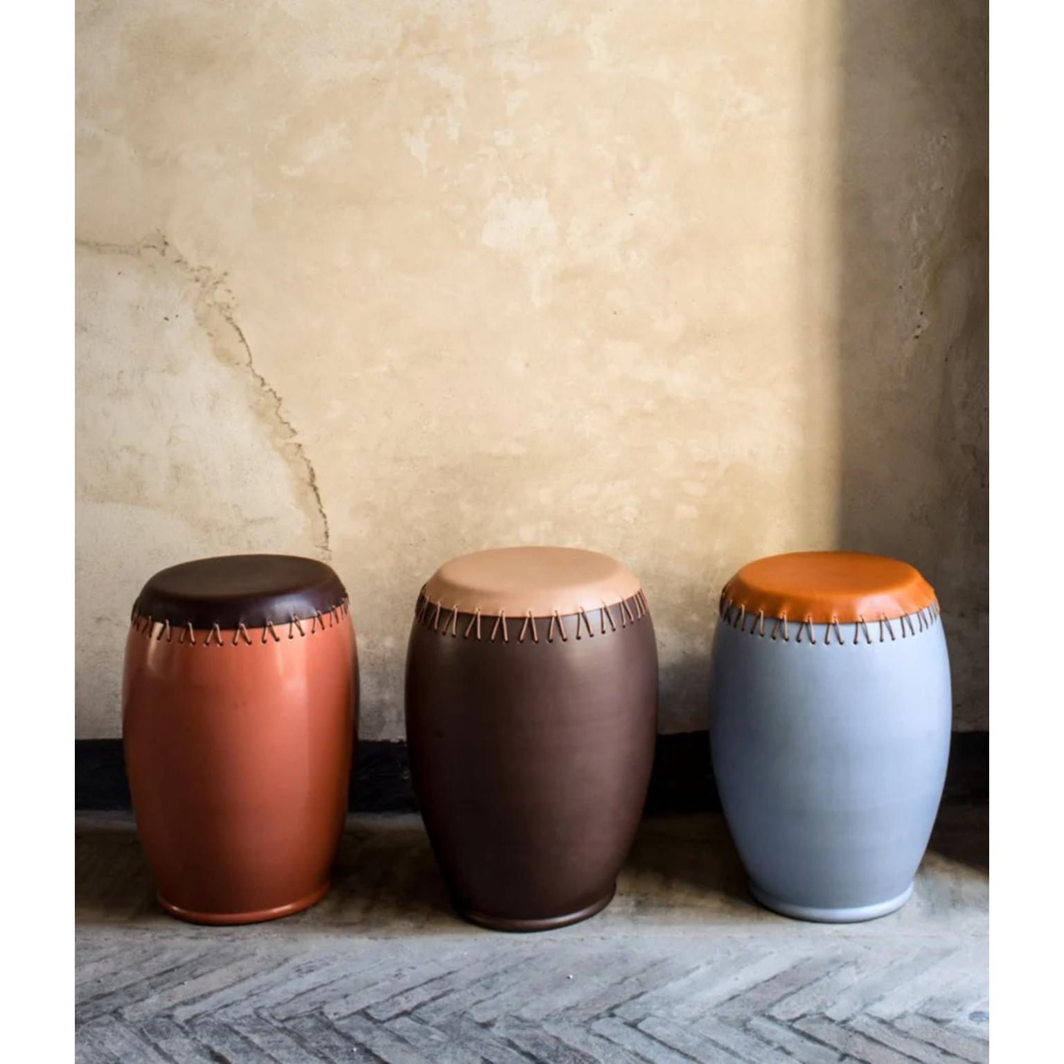 Mesa baja y taburete Bombo 2 de gres esmaltado y cuero by Oscar Maschera Italiano en venta
