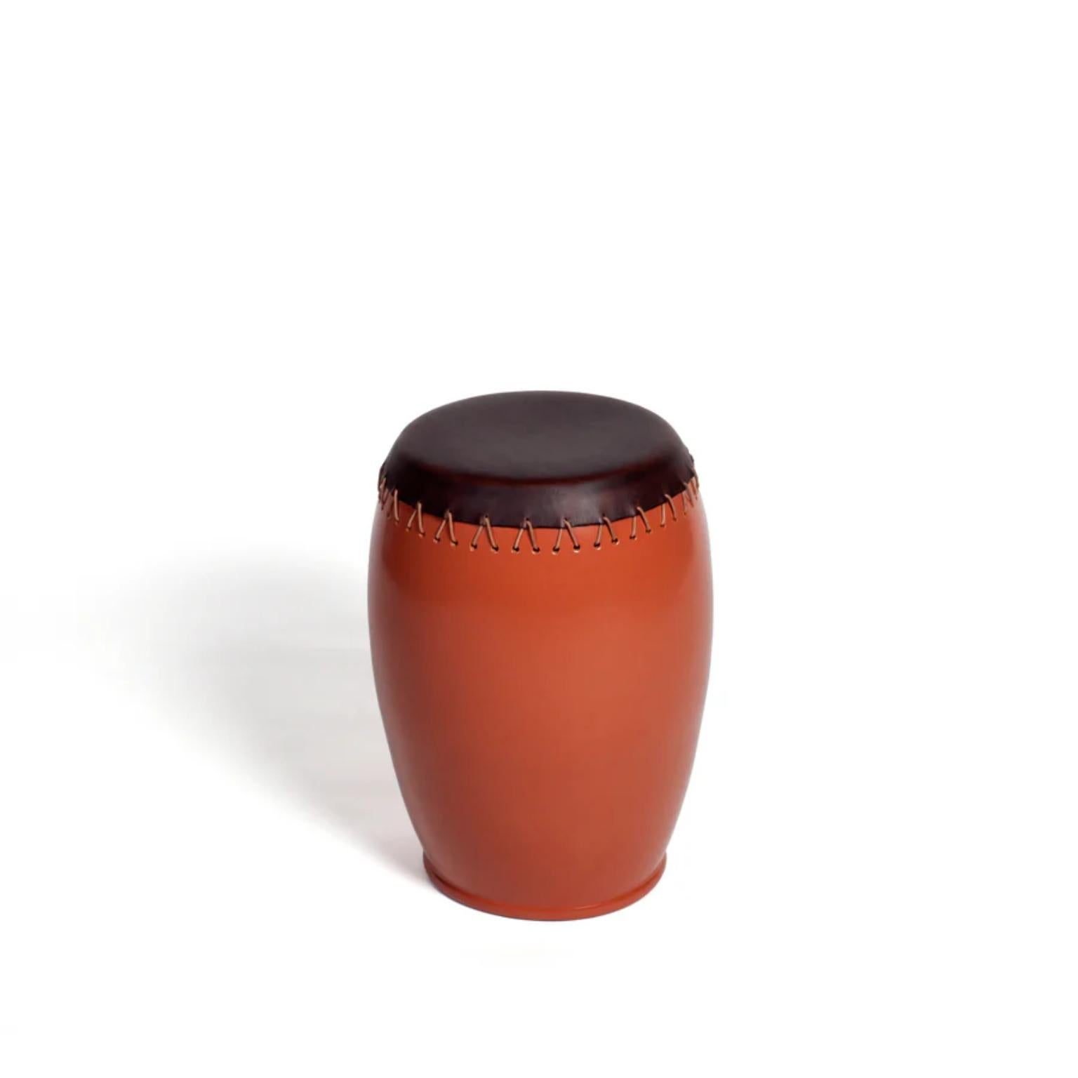 Mesa baja y taburete Bombo 2 de gres esmaltado y cuero by Oscar Maschera en Nuevo estado para la venta en Geneve, CH
