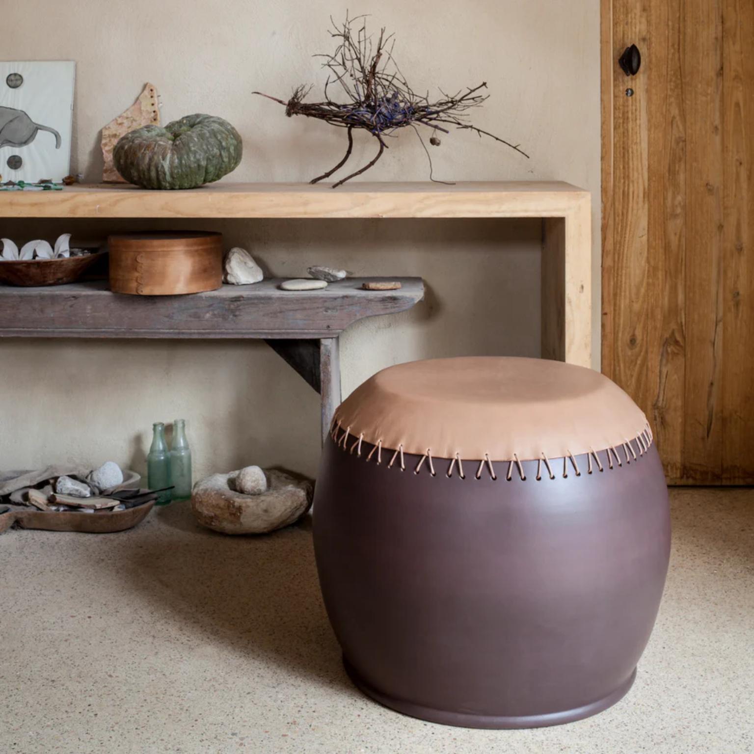 Mesa baja y taburete Bombo 2 de gres esmaltado y cuero by Oscar Maschera Siglo XXI y contemporáneo en venta
