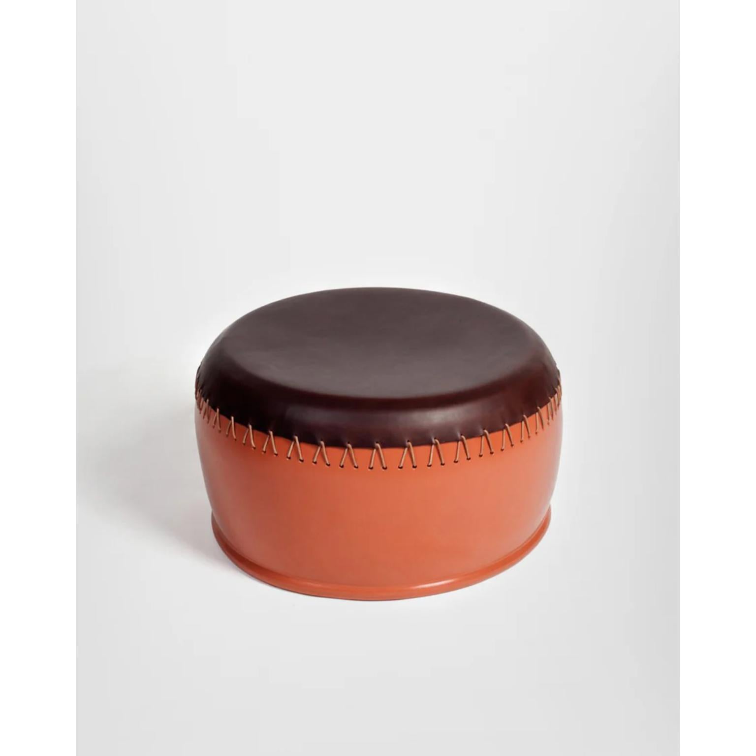 Mesa baja y taburete Bombo 3 de gres esmaltado y cuero by Oscar Maschera
Dimensiones: Ø 65 x A 33 cm.
Materiales: Piel y tejido.

Disponible en distintos tamaños. Los precios y las dimensiones pueden variar. Póngase en contacto con