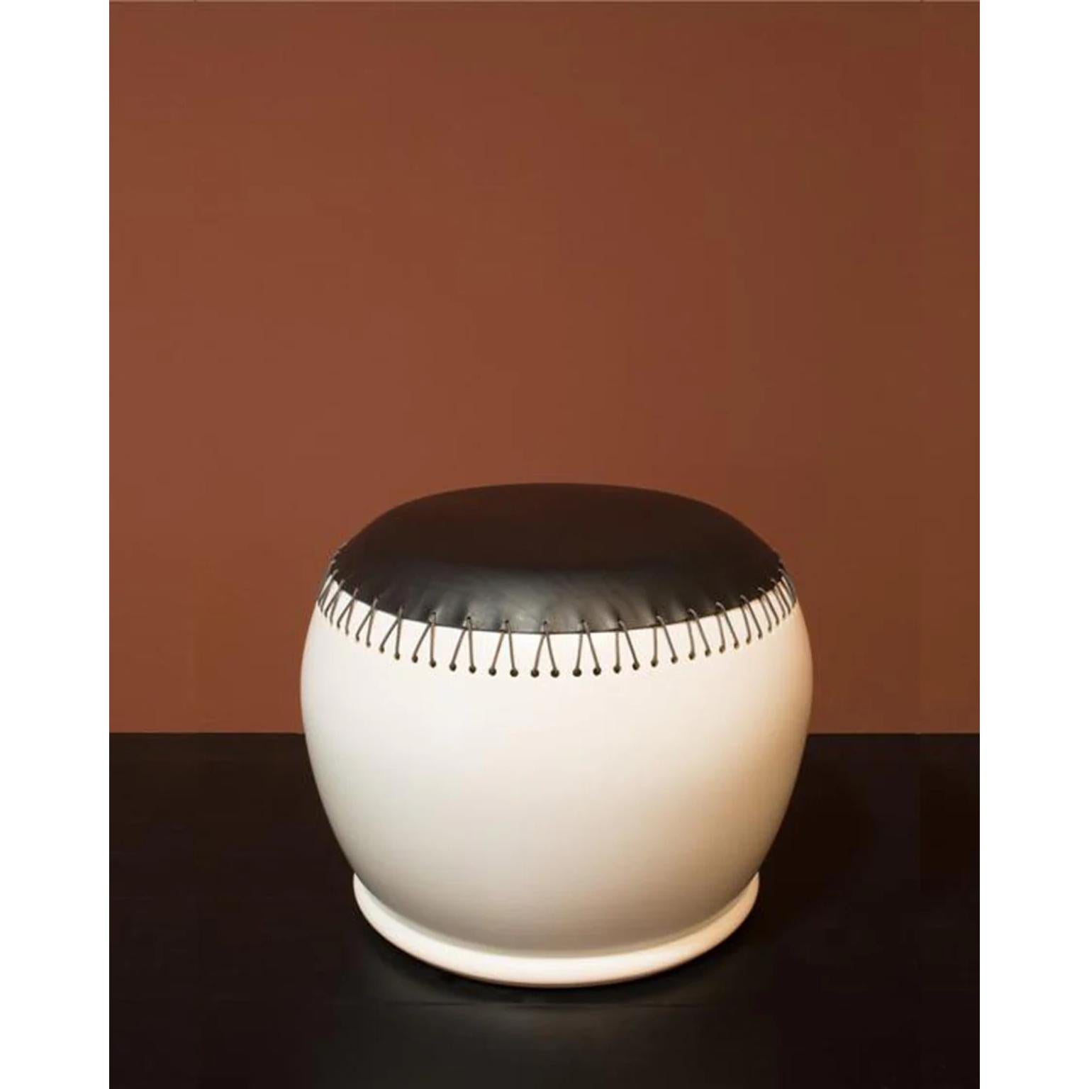 Mesa baja y taburete Bombo 3 de gres esmaltado y cuero by Oscar Maschera Cuero en venta