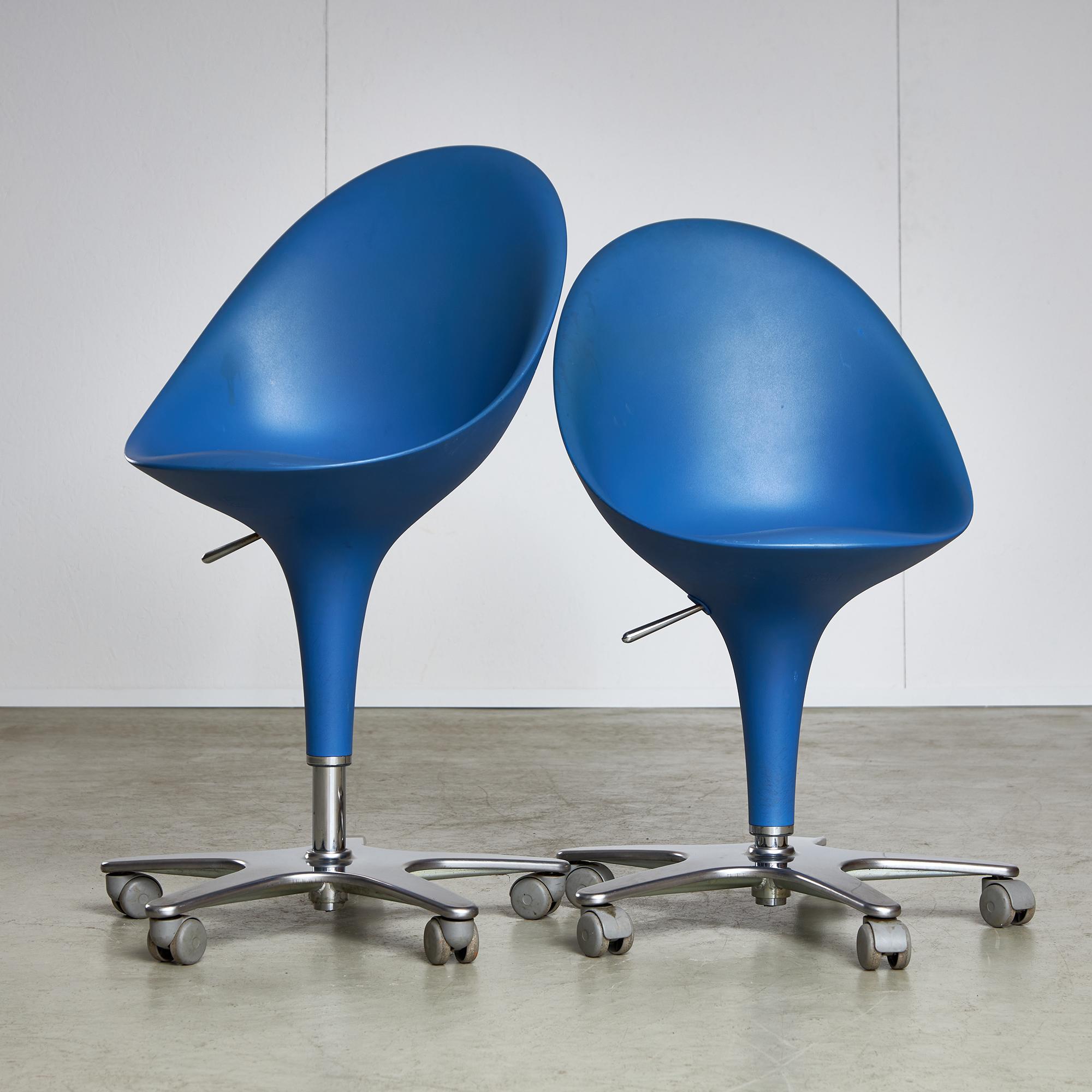 Ces chaises pivotantes réglables de la collection Bombo de Stefano Giovannoni pour Magis, datant des années 1990, sont dotées d'une assise en cuvette en plastique ABS durable. La hauteur des chaises peut être facilement réglée à l'aide d'une poignée
