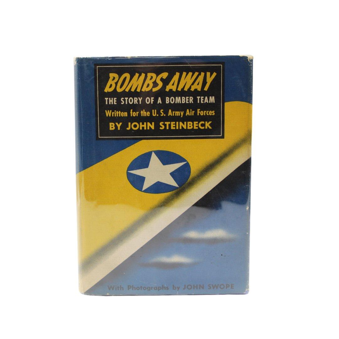 Steinbeck, John. Bombas lejos: La historia de un equipo de bombarderos. Nueva York: The Viking Press: 1942. Ilustrado con fotografías de John Swope. Primera edición. Octavo.  En la sobrecubierta ilustrada original del editor y sobrecubiertas azules