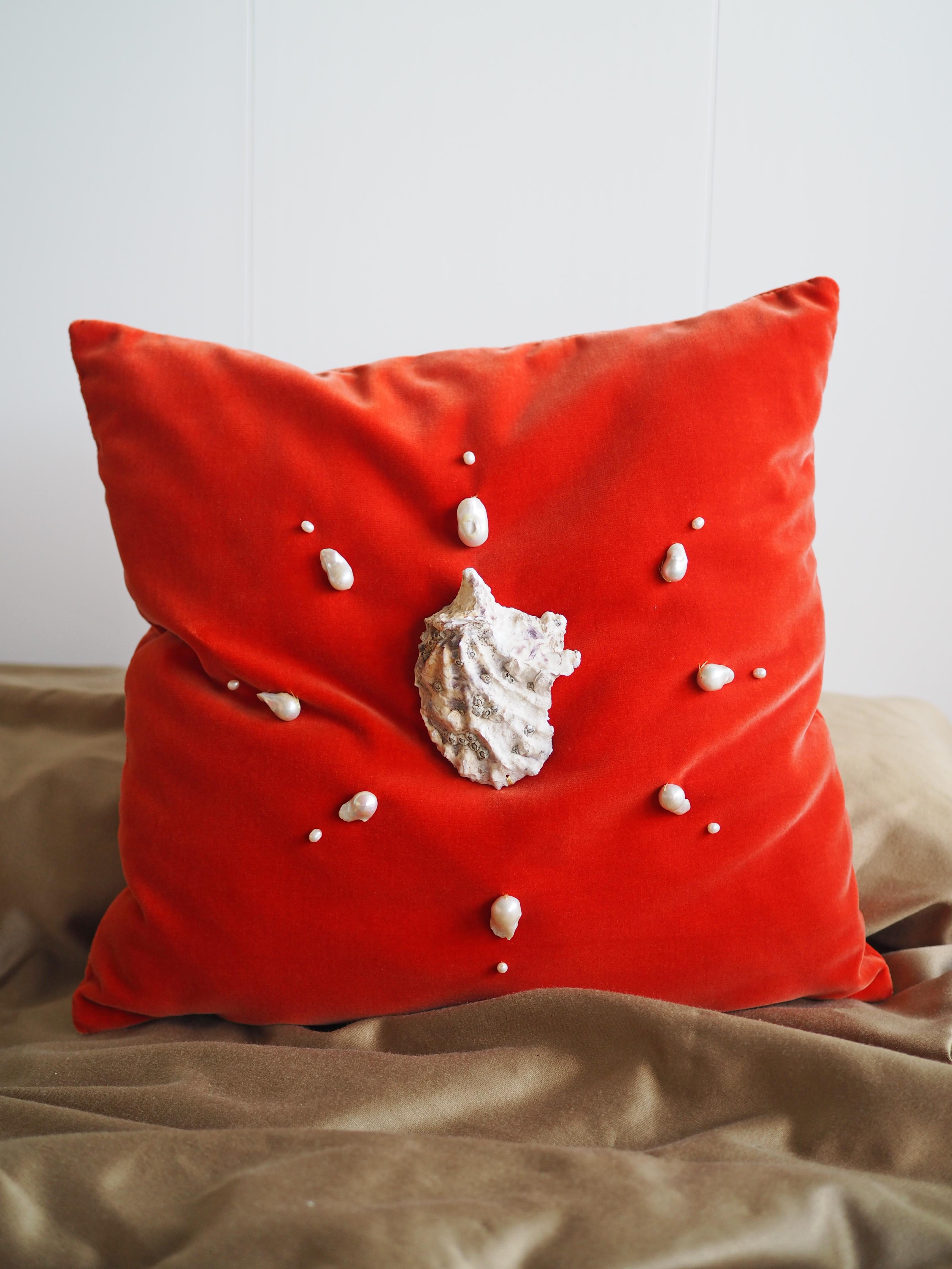 Bon Appetit cushion by Culto Ponsoda
Dimensions: D 8 x W 50 x H 50 cm
Materials: Velvet, seashells, pearls.
Available in other colors and sizes.

Decorative cushions made of velvet with decorations of seashells and natural freshwater