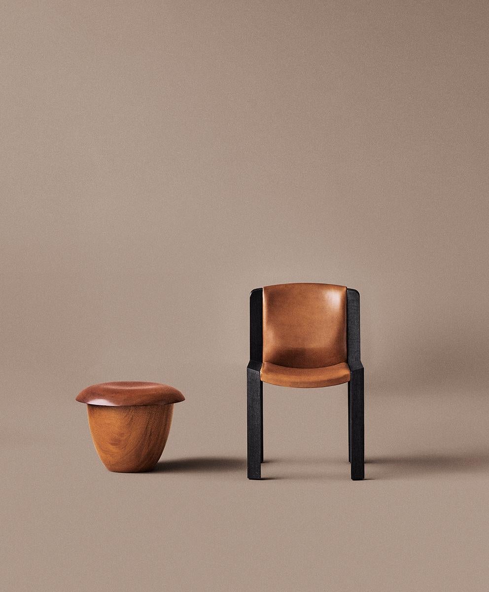 Bon de Aldo Bakker, 2017

Reprise du merveilleux tabouret Pink Stool en laque urushi de 2015 de l'artiste et designer néerlandais Aldo Bakker, Bon en frêne teinté ou en acajou exhale le sens accompli de Bakker pour la sérénité des formes et de la
