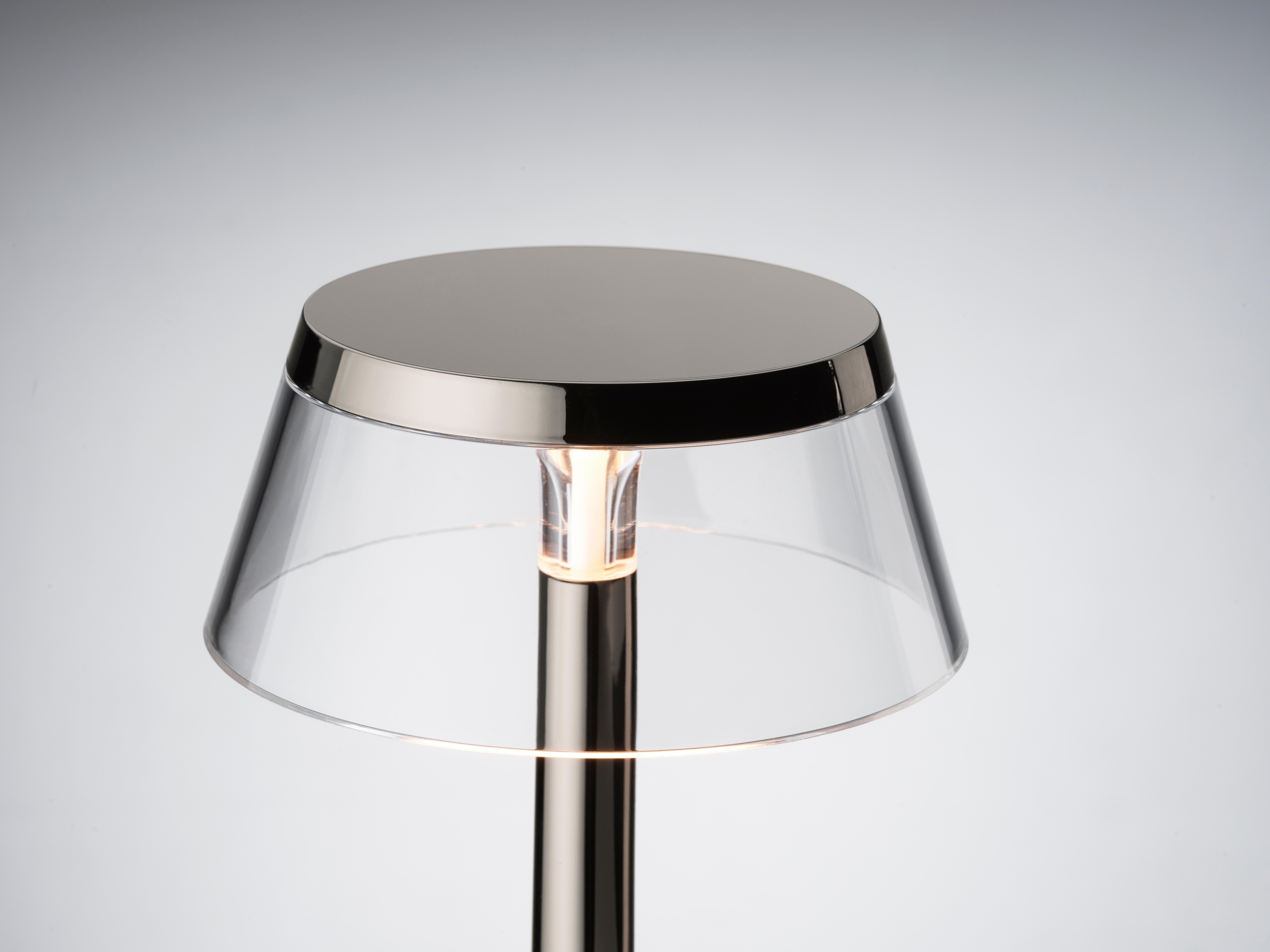 Cordless table lamp providing direct light. Injection moulded body and PMMA clear transparent diffuser. Edge Lighting technology light source. 6/24 hours battery life, rechargeable with USB C and Qi. Optical switch sensor on the base that provide