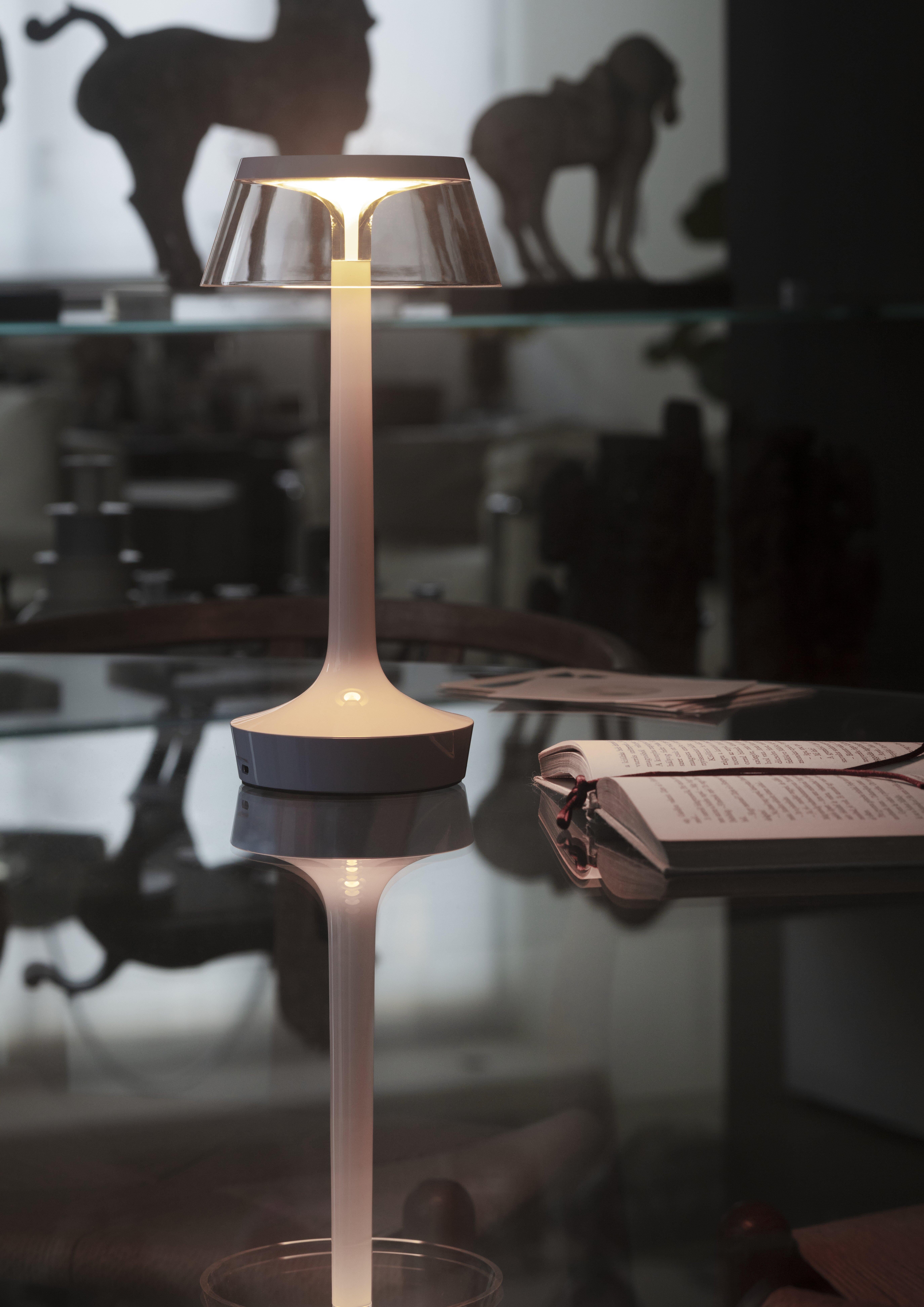 Bon Jour Unplugged Tischleuchte in Kupfer & Krone in Rattan, 2025 im Zustand „Hervorragend“ in Brooklyn, NY