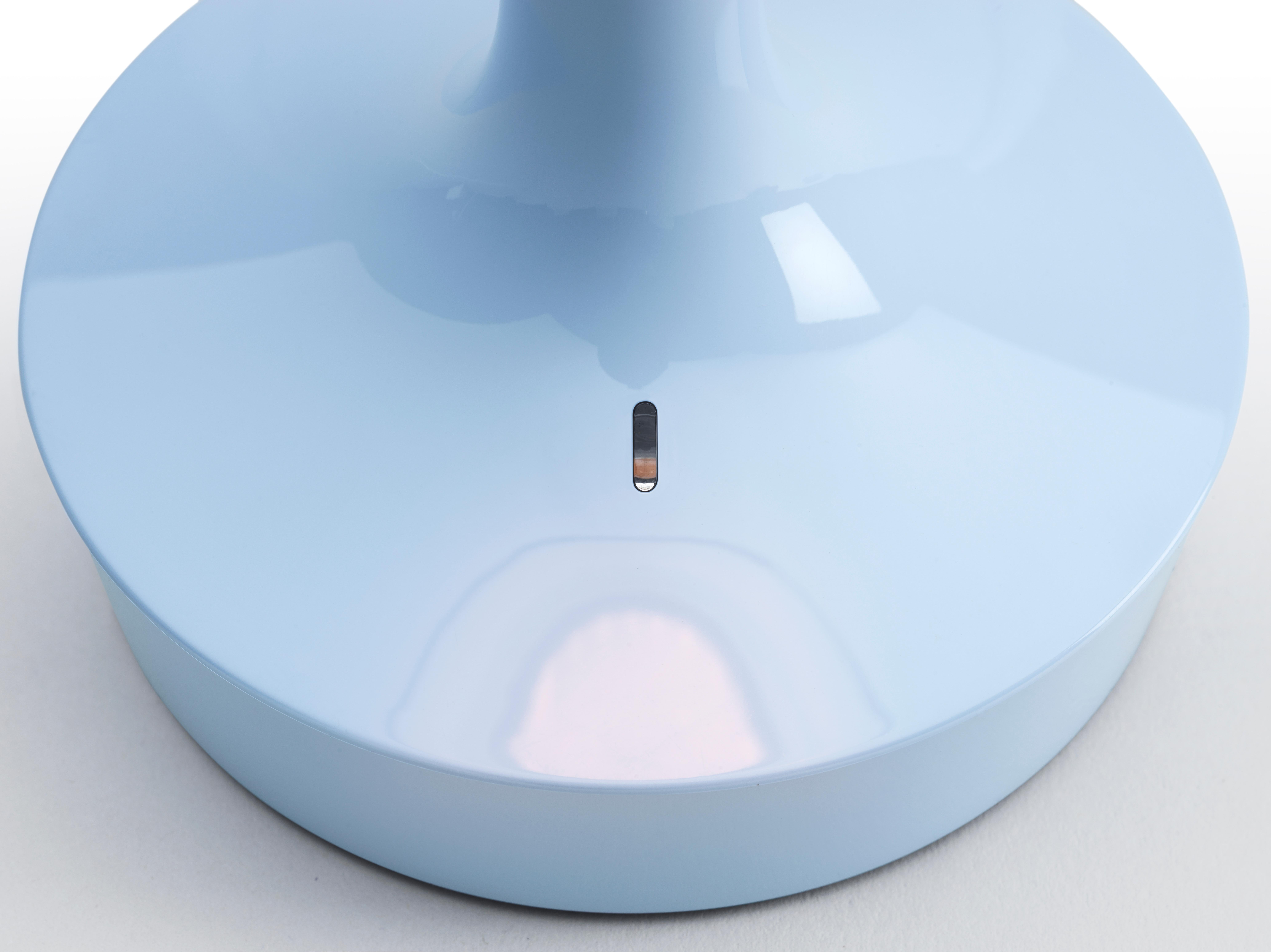 Cordless table lamp providing direct light. Injection moulded body and PMMA clear transparent diffuser. Edge Lighting technology light source. 6/24 hours battery life, rechargeable with USB C and Qi. Optical switch sensor on the base that provide