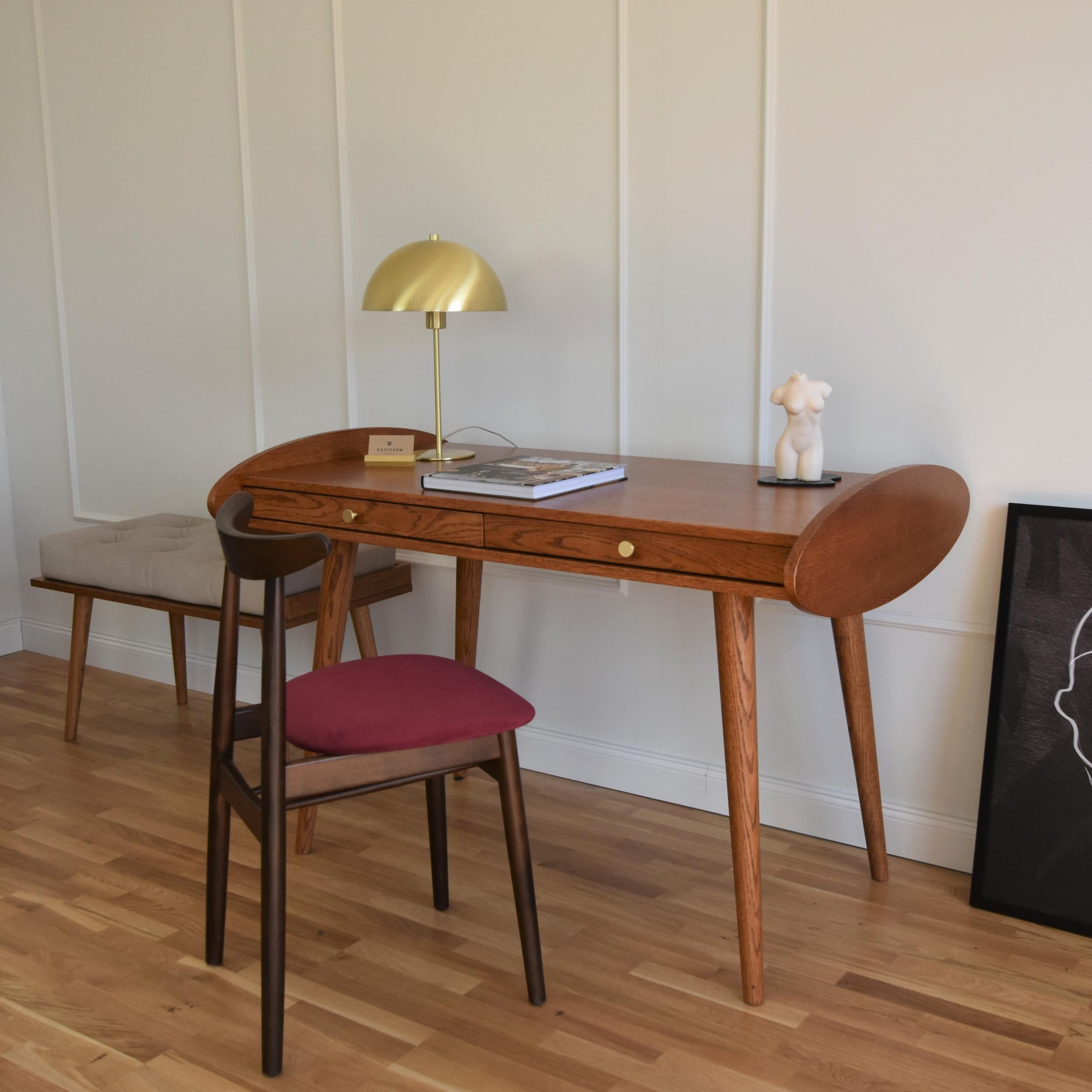 Grand bureau Bona par Pastform
Dimensions : D 73,5 x L 144 x H 76 cm.
MATERIAL : Bois teinté et verni.

Disponible en différentes finitions et combinaisons de couleurs de bois : Whiskey, Rum, Nobel, Natura, Brandy, BPA et Schwarz. Disponible en deux