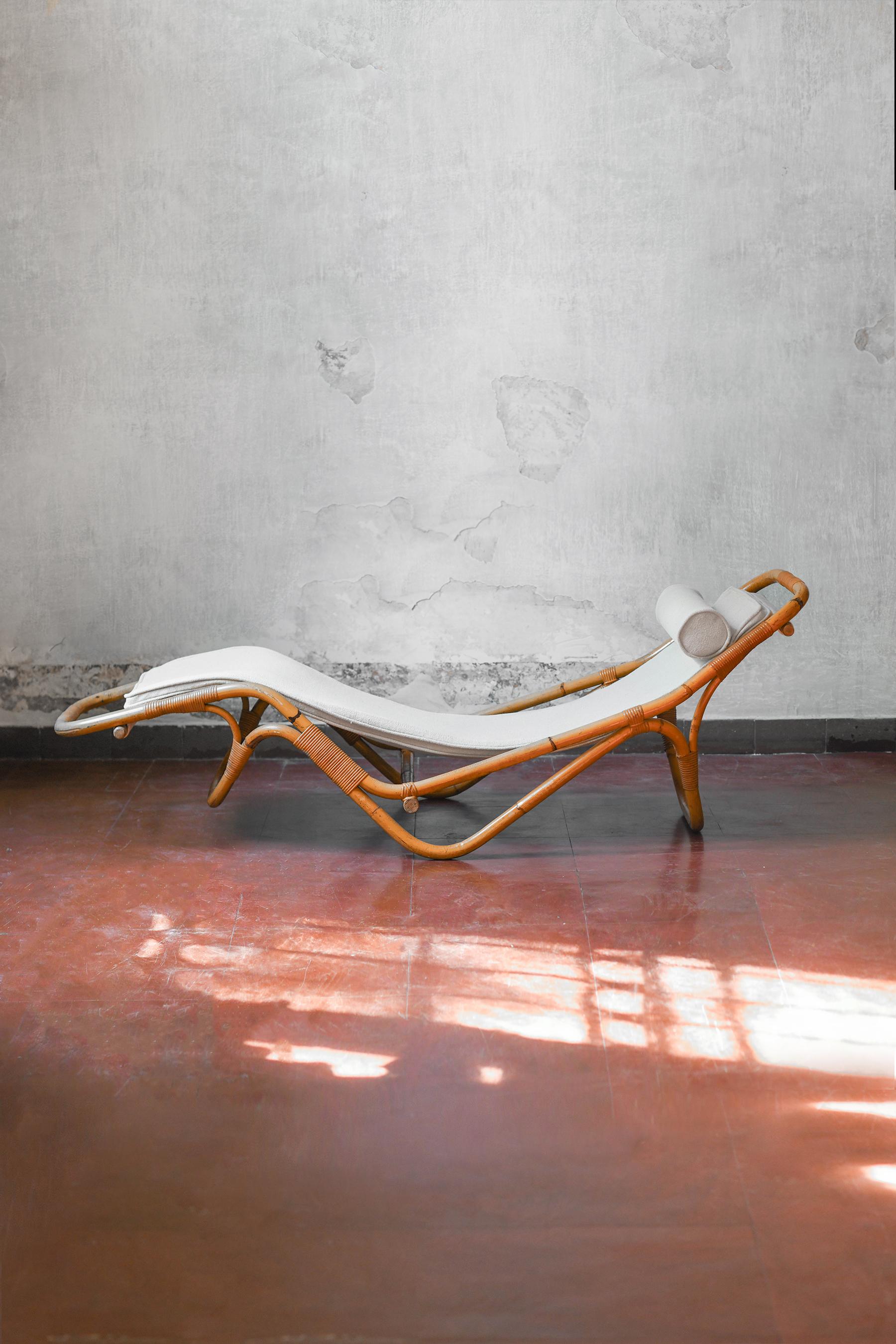 Italian Bonacina 1889 reclining chaise longue, in rush and original fabric For Sale