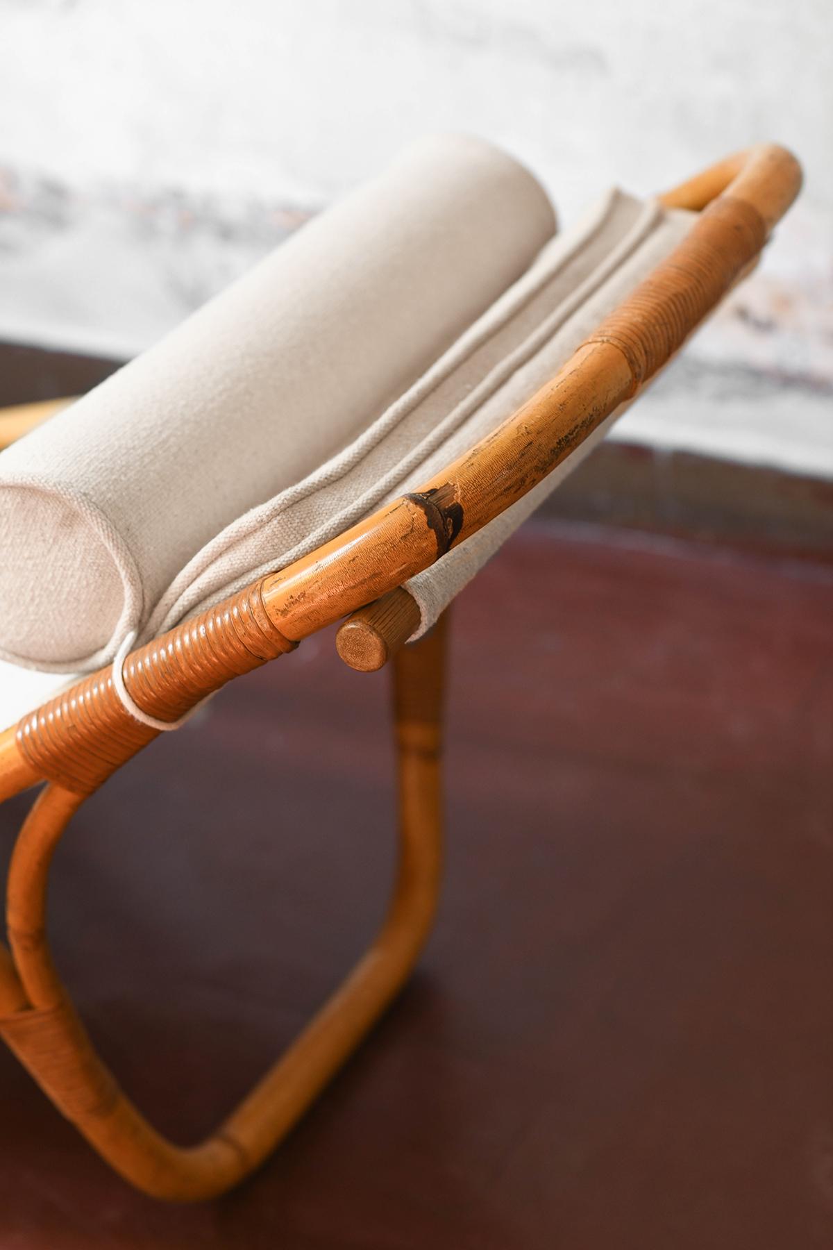 Fabric Bonacina 1889 reclining chaise longue, in rush and original fabric For Sale