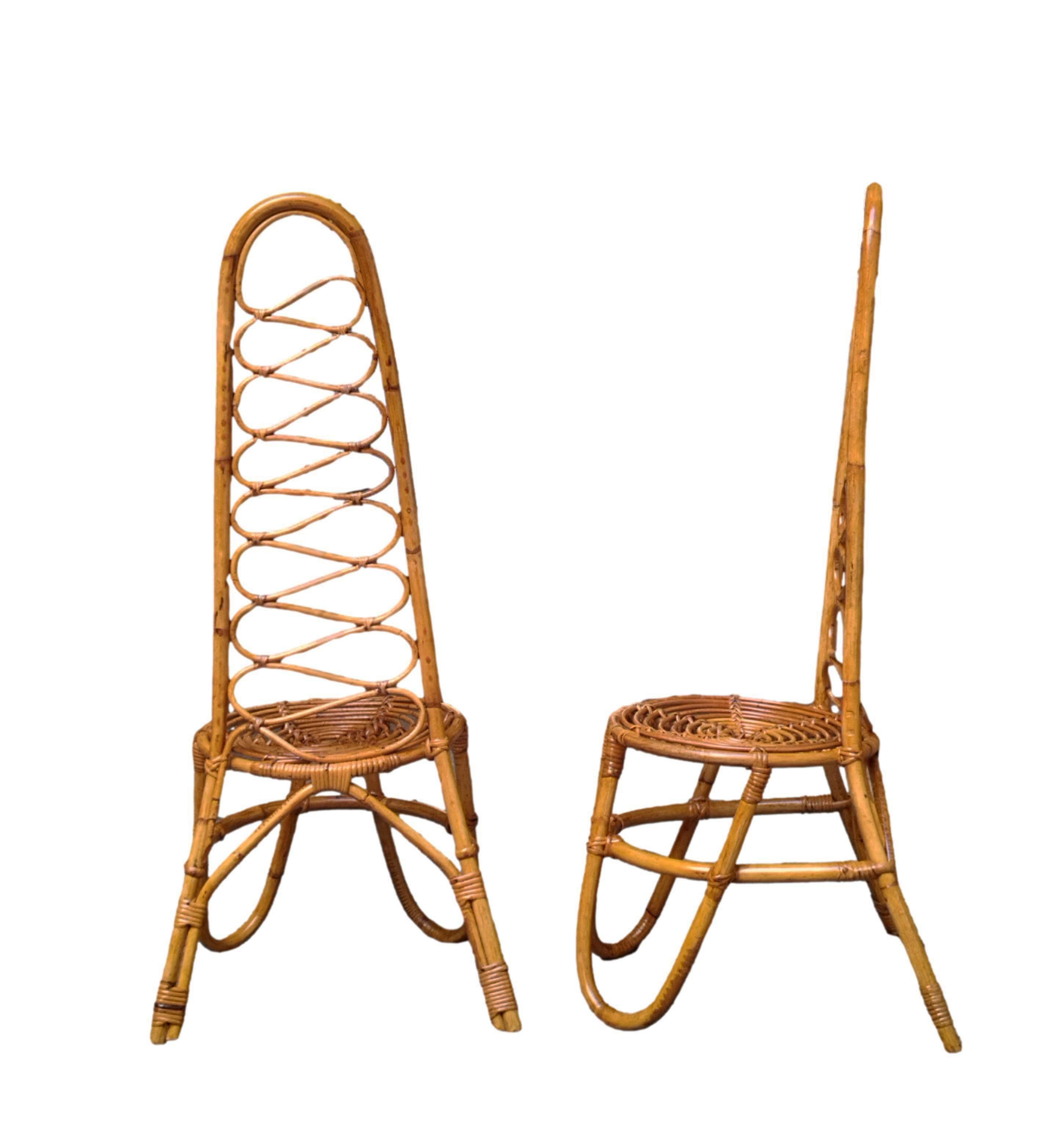 Seltenes Paar originaler niedriger Stühle aus den 1960er Jahren mit geschwungener Bambus-Hochlehne, schönem Design und bequemer Sitzfläche. Italienische Produktion 1960.