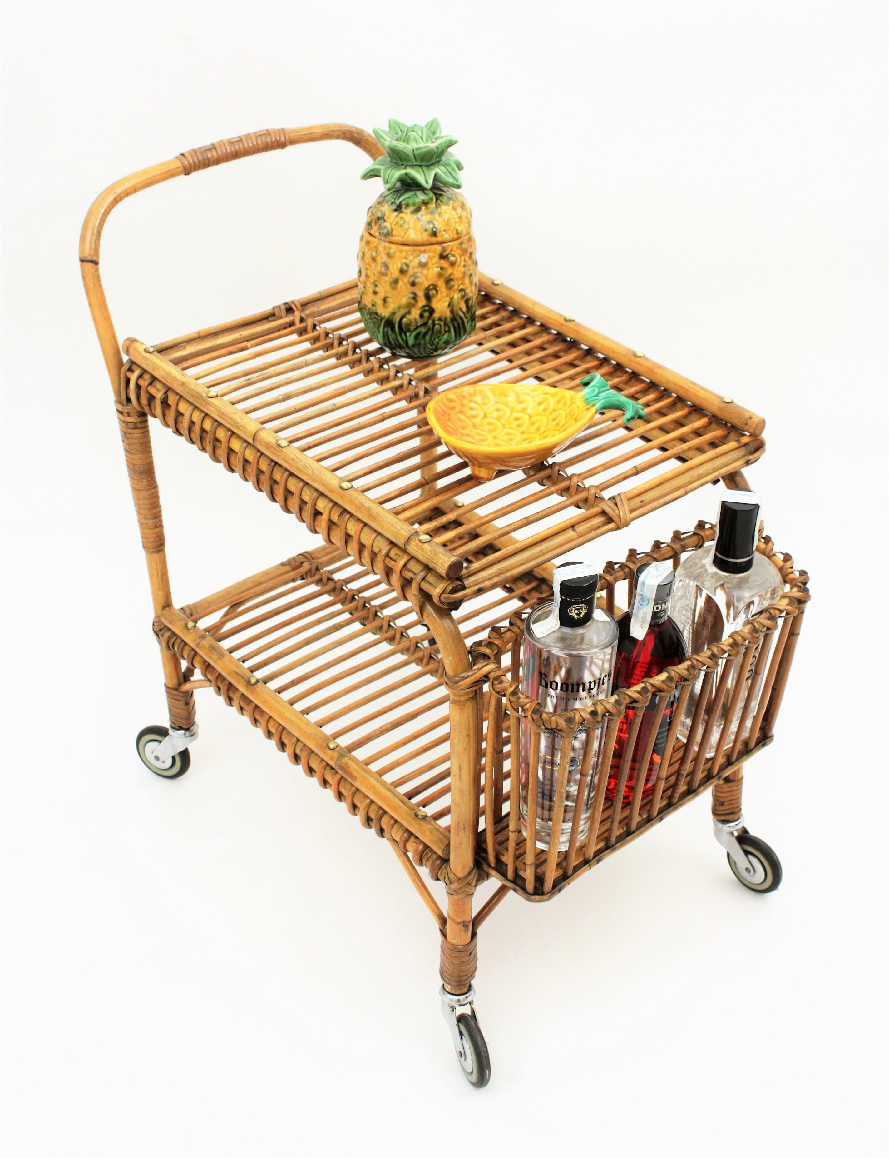Eye-catching Italian modernist rattan and bamboo bar cart or serving trolley, Italy, 1950s
A cool bamboo and rattan serving trolley or bar cart with reminiscences of Franco Albini and Bonacina designs.
The perfect accent as cocktails or drinks