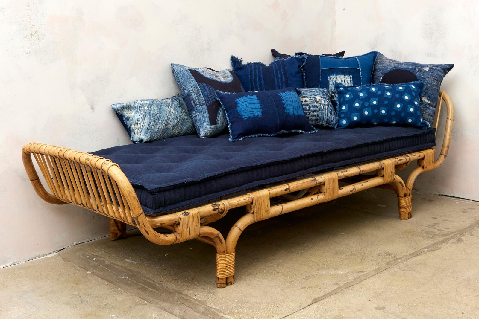 Tito Agnoli per Bonacina Letto in rattan con molle in acciaio. Dotato di un materasso fatto a mano dalla Charles Beckley Company. Il materasso è rivestito in tessuto tinto indaco e viene fornito con tutti i 10 cuscini indaco dipinti a mano da D.