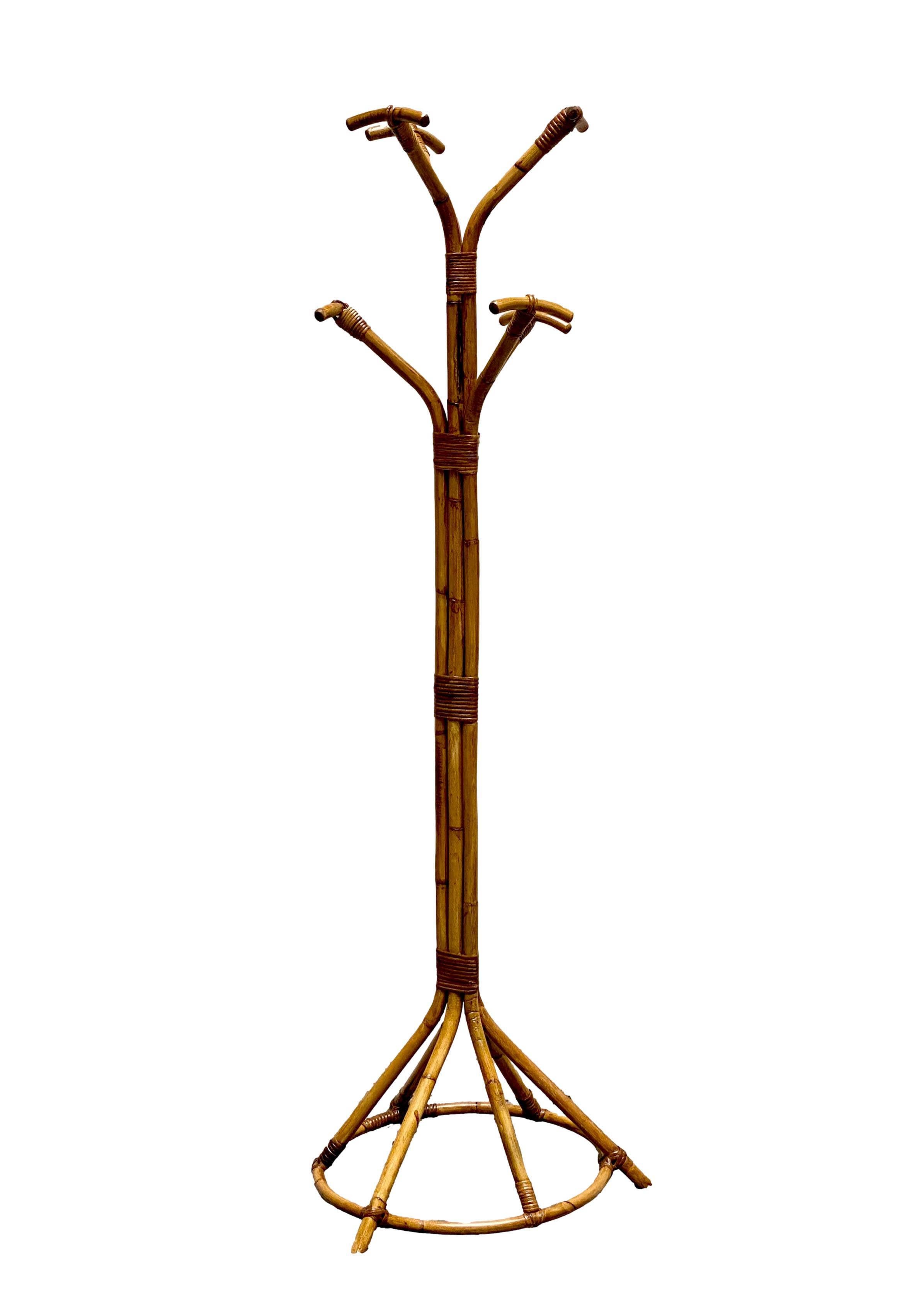 Continental bamboo coat stand in the manner of Vittorio Bonacina, dating from the mid-20th century, around 1960. The bamboo has a nice colour and shows a desirable aged patina.
Pleasantly made bamboo stand.
Raised on four spread legs joined by a