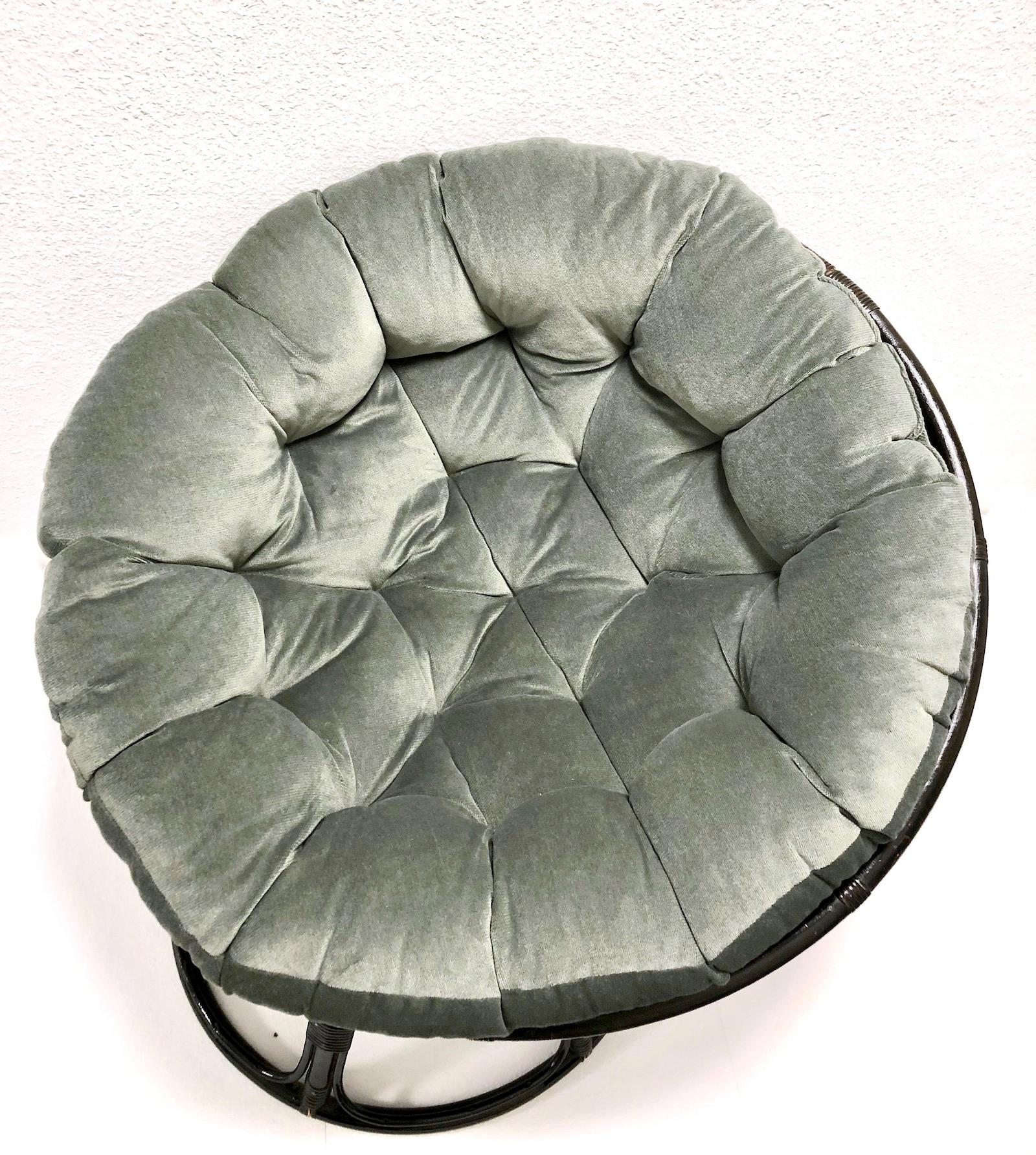 An amazing Mid-Century Modern lounge chair. Made probably in Italy, circa 1970s. This is a beautiful all original item in good condition. It has some signs of use, scratches to the black rattan base, but this is old-age. Obviously this item is not