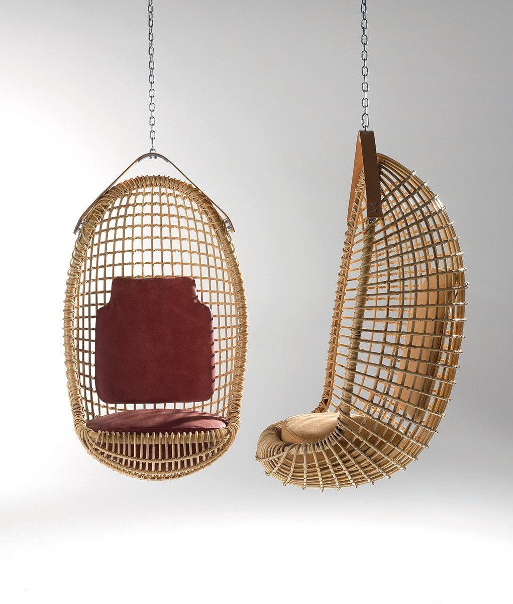 Design by Giovanni Travasa for Bonacina 1889, 1958.
The organic forms of the armchairs designed by Travasa welcome and embrace the human body, while maintaining, at the same time, a lightness given by the weave and material. The famous hanging