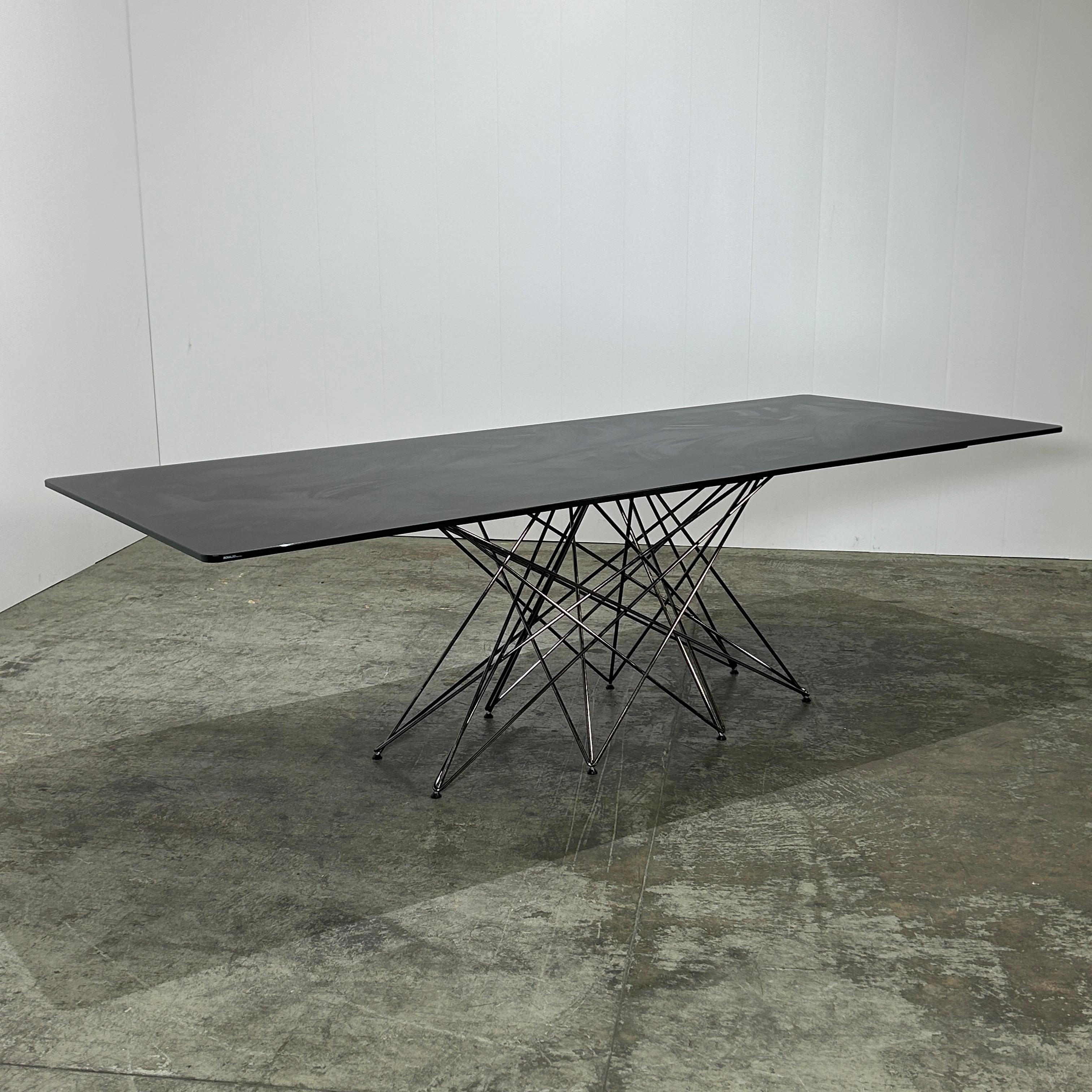 Bonaldo Octa Dining Table Bon état - En vente à Basildon, London