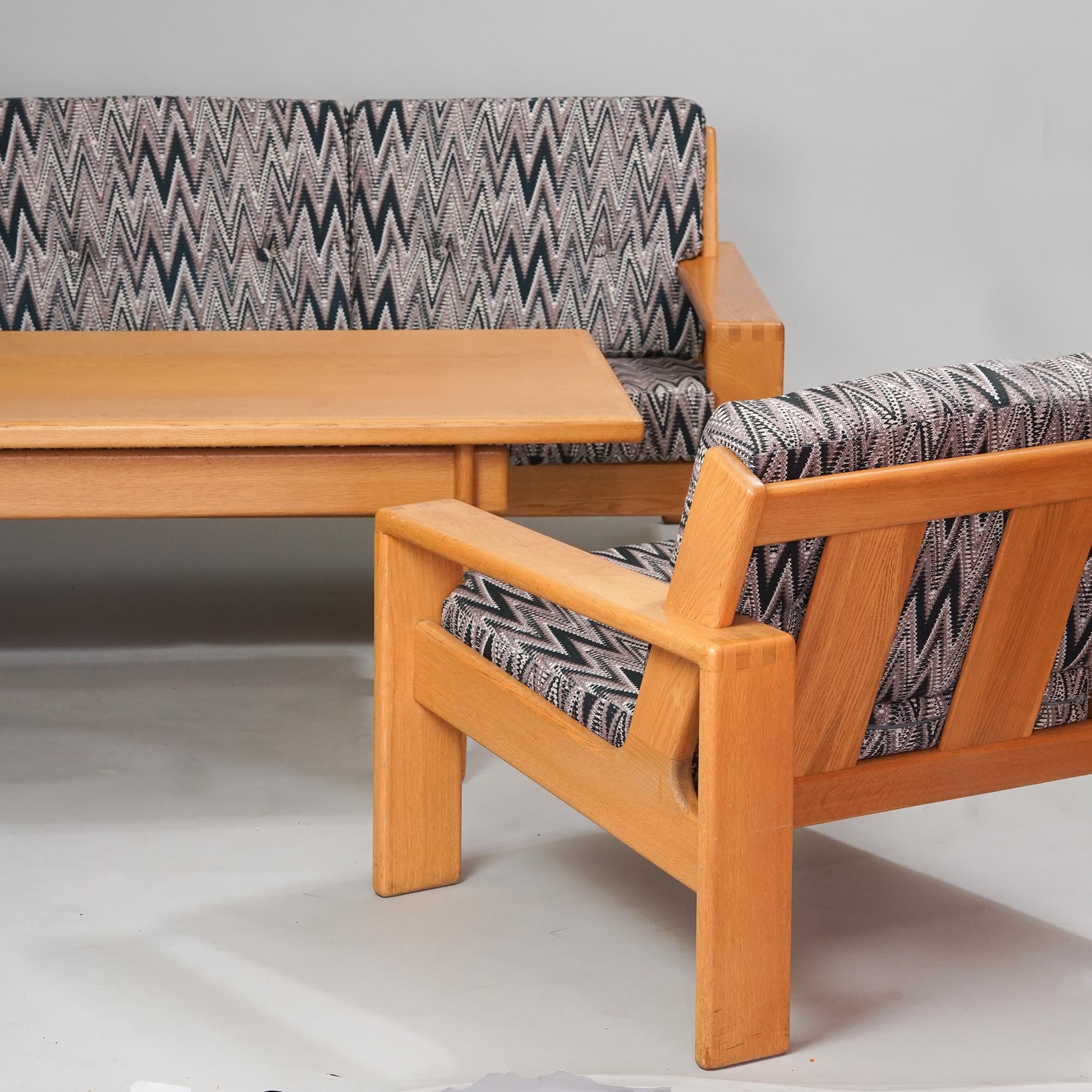 Ikonisches Bonanza-Sofa, entworfen von Esko Pajamies, hergestellt von Asko, Mitte des 20. Jahrhunderts. Rahmen aus Eichenholz. Neu gepolsterte Sitze mit Ludvig Svensson-Stoff. Der Rahmen ist neu lackiert. Guter Vintage-Zustand, leichte Patina im