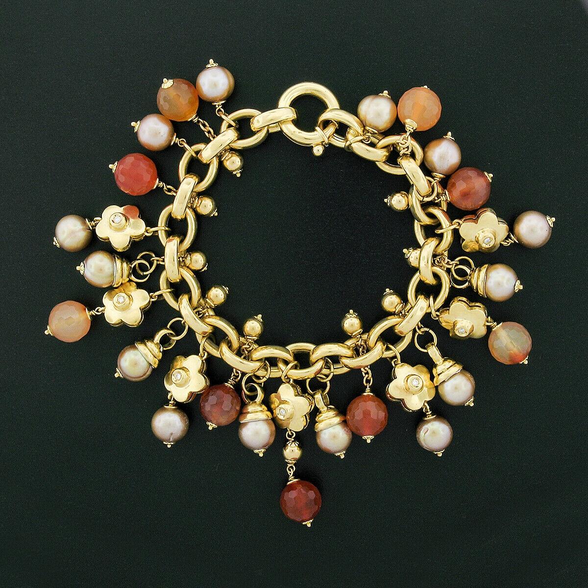 The beautiful and elegant charm bracelet was designed by Bonato Oliviero Gioielli and is crafted in solid 18k yellow gold. The fine rolo link chain will fit up to a 6.5