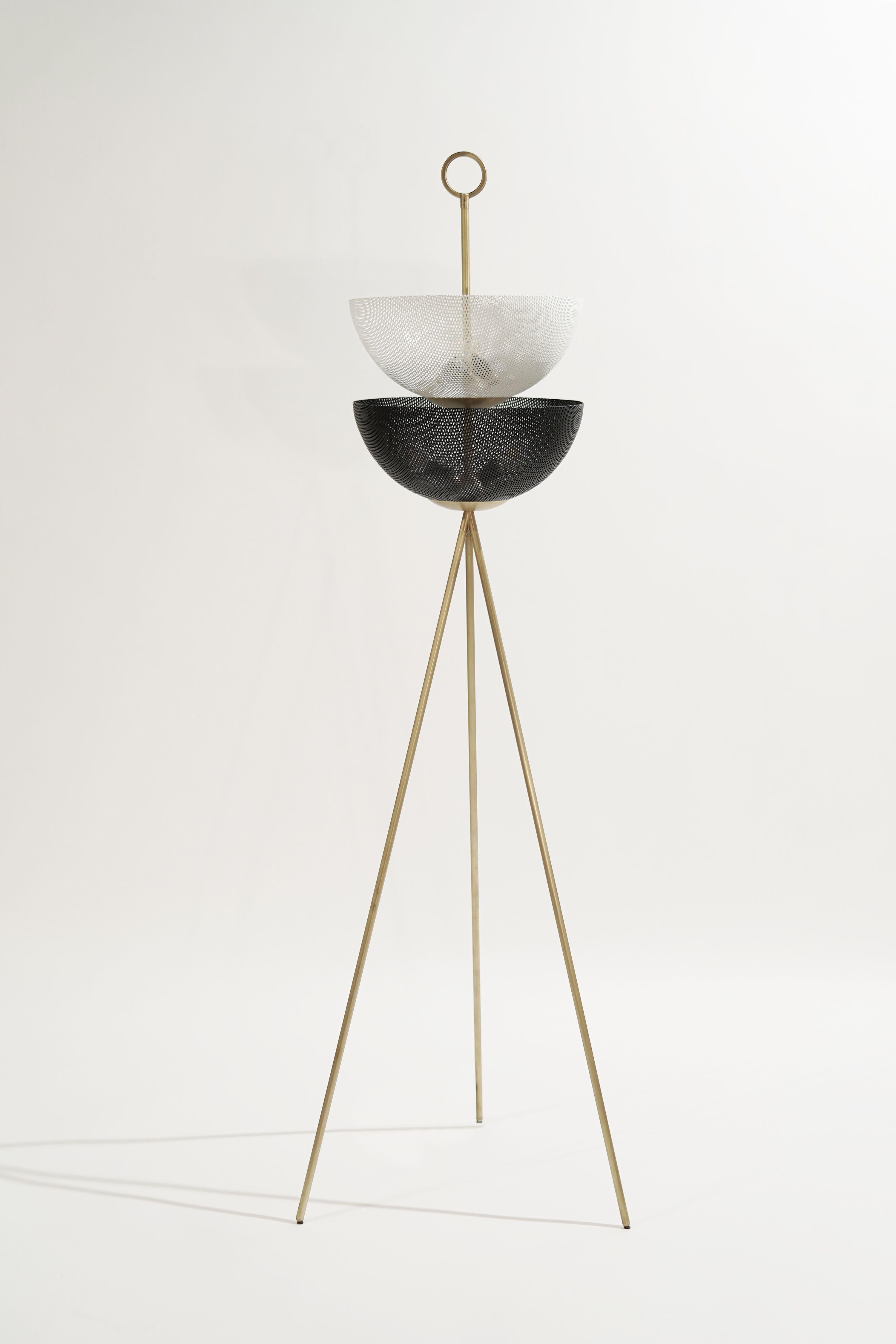 Voici le lampadaire Bonbon, une confection lumineuse conçue par Blueprint Lighting, 2021. Fabriqué avec des abat-jour en maille de métal filé et une base tripode en laiton. Un anneau de finition en laiton massif, inspiré de Tommi Parzinger, vient