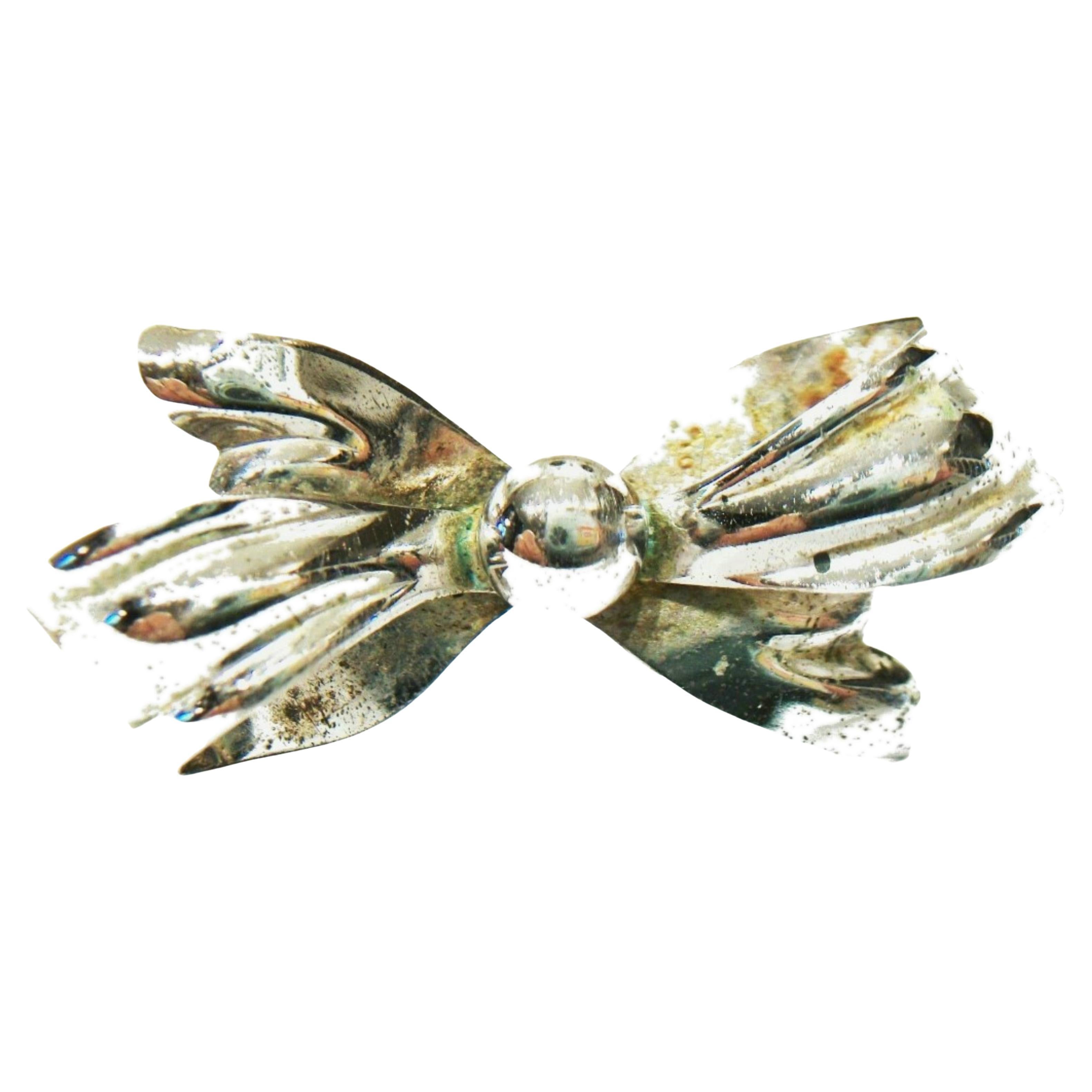 BOND BOYD - Vintage Sterling Silver Bow Brooch - Signed - Canada - Circa 1940
s For Sale