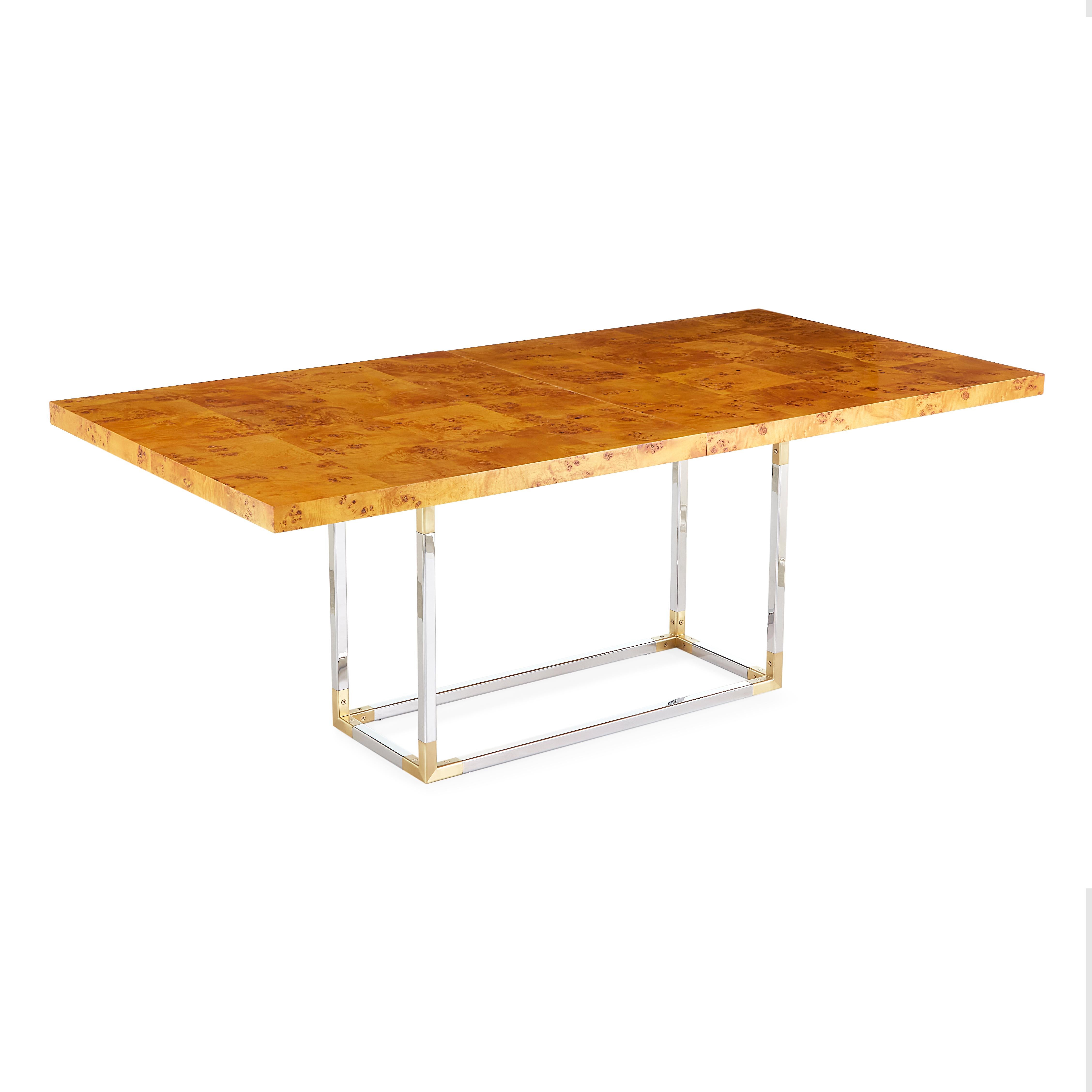 Un chic intemporel. Issue de notre collection chic en bois de ronce, cette table de salle à manger minimaliste est à la fois organique, universelle et merveilleusement chaleureuse. Le bois de mappa, naturellement teinté de miel, est traité avec un