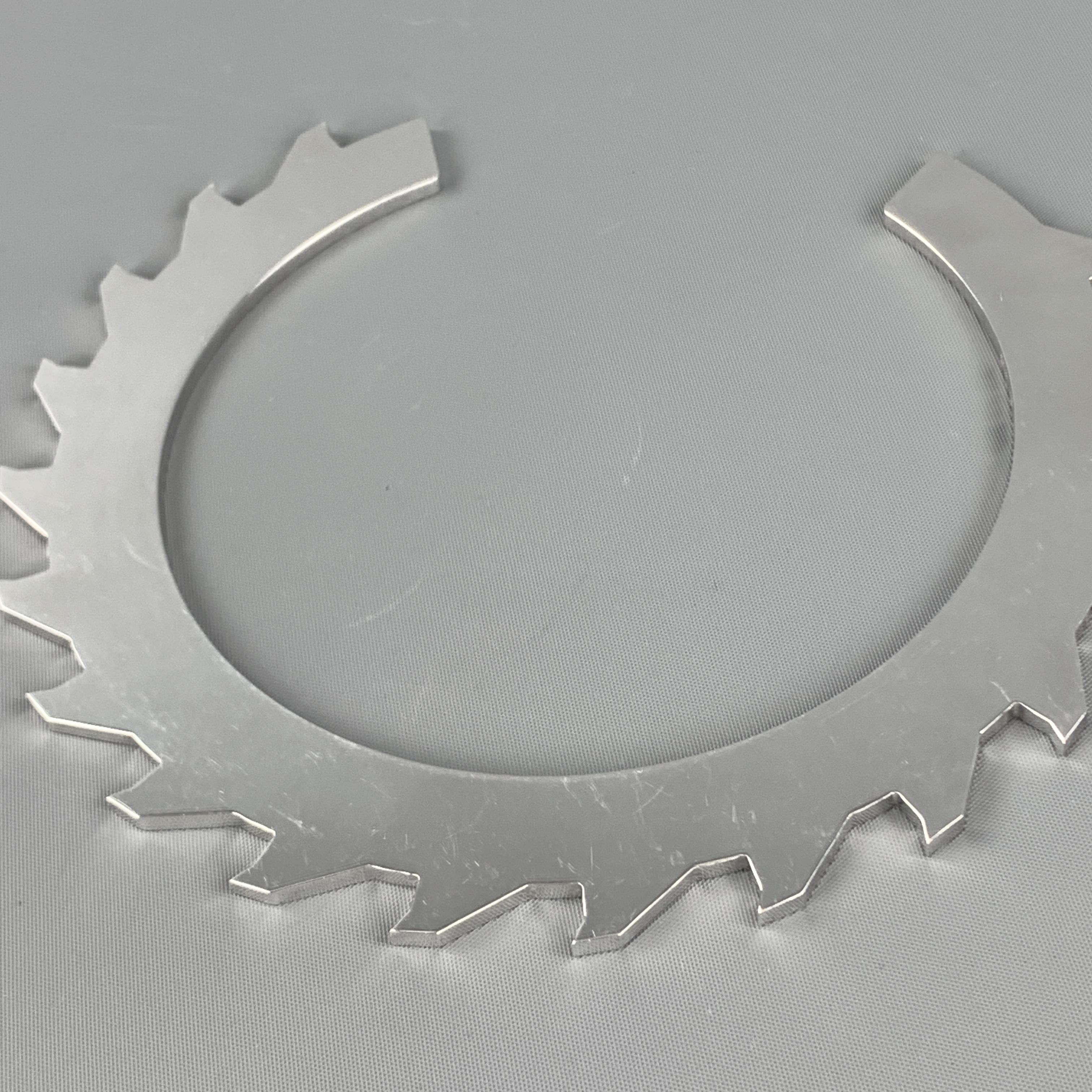 BOND HARDWARE NYC Buzzsaw Choker size Medium comes in silver tone aluminum in a flat metal shape. Wear throughout. As-is.

Good Pre-Owned Condition.
Width: 1 in.
Fits: 15 in.