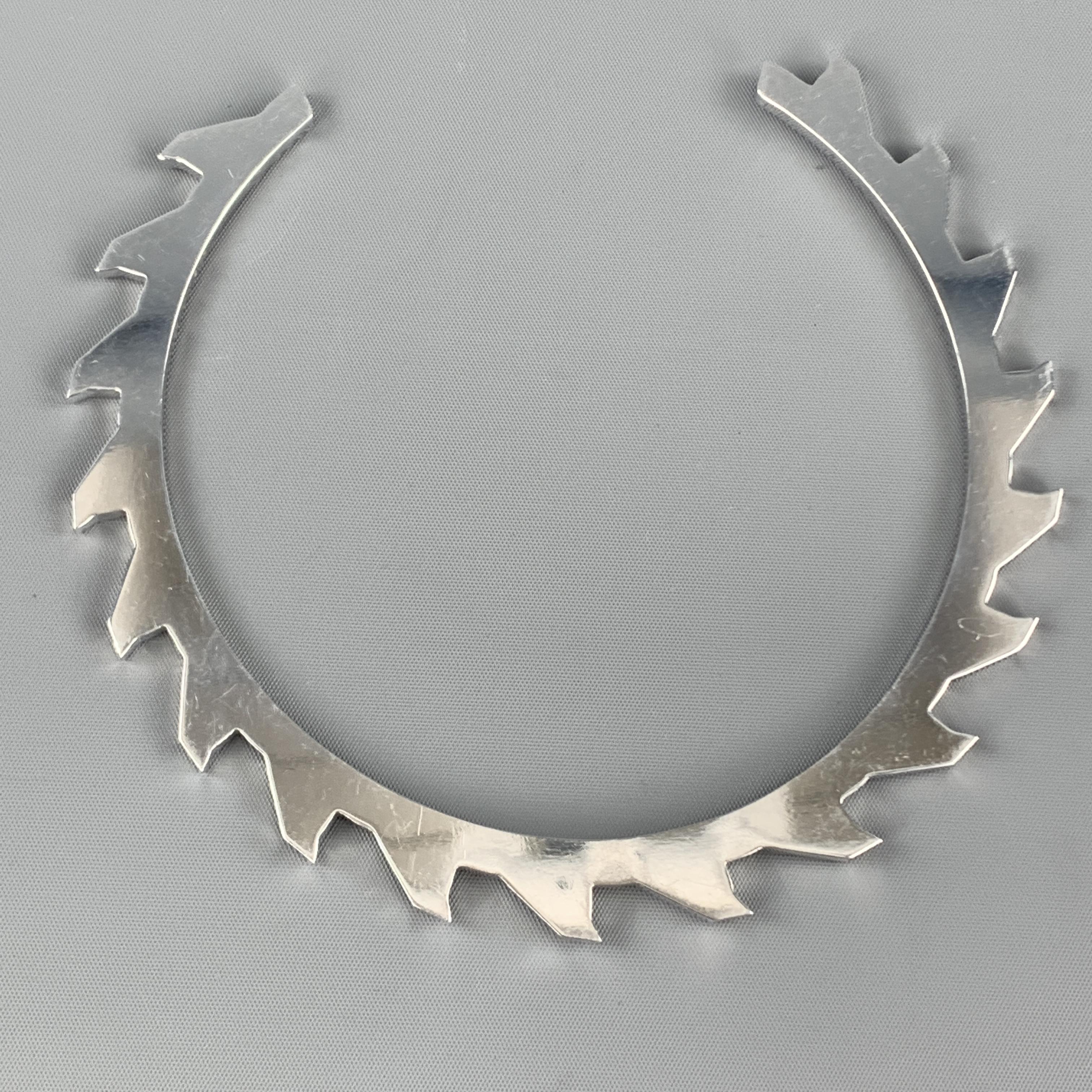 BOND HARDWARE NYC Buzzsaw Choker size small  comes in silver tone aluminum in a flat metal shape. Wear throughout. As-is.

Good Pre-Owned Condition.

Width: 0.5 in.
Fits: 14 in.