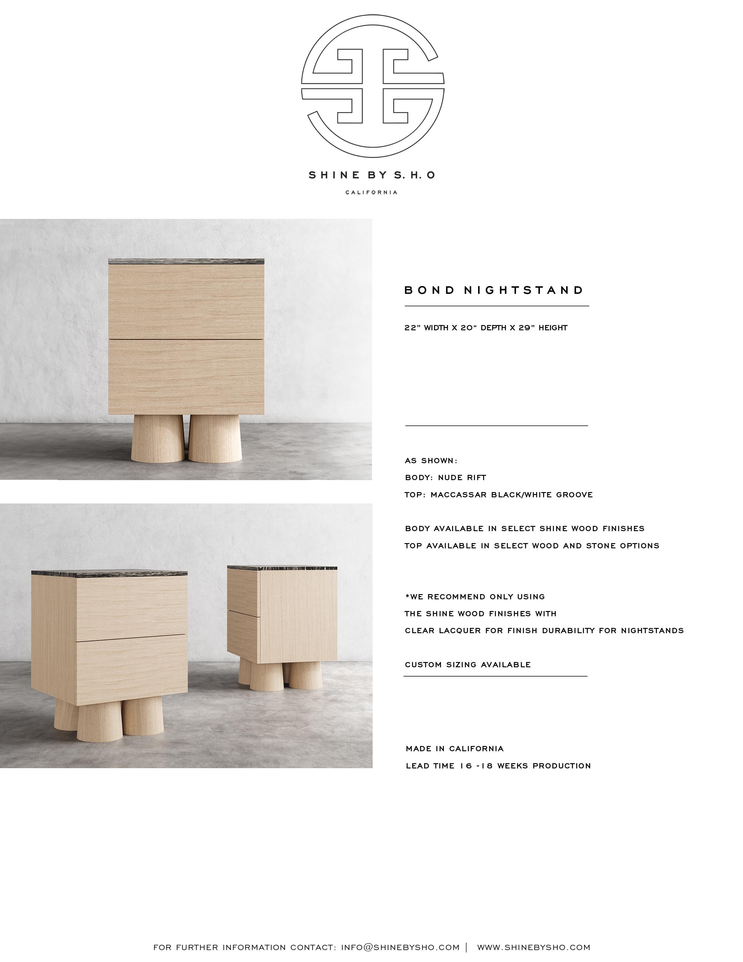 XXI secolo e contemporaneo BOND NIGHTSTAND - Design moderno con Rift Recon nudo e scanalatura esotica in bianco e nero. in vendita