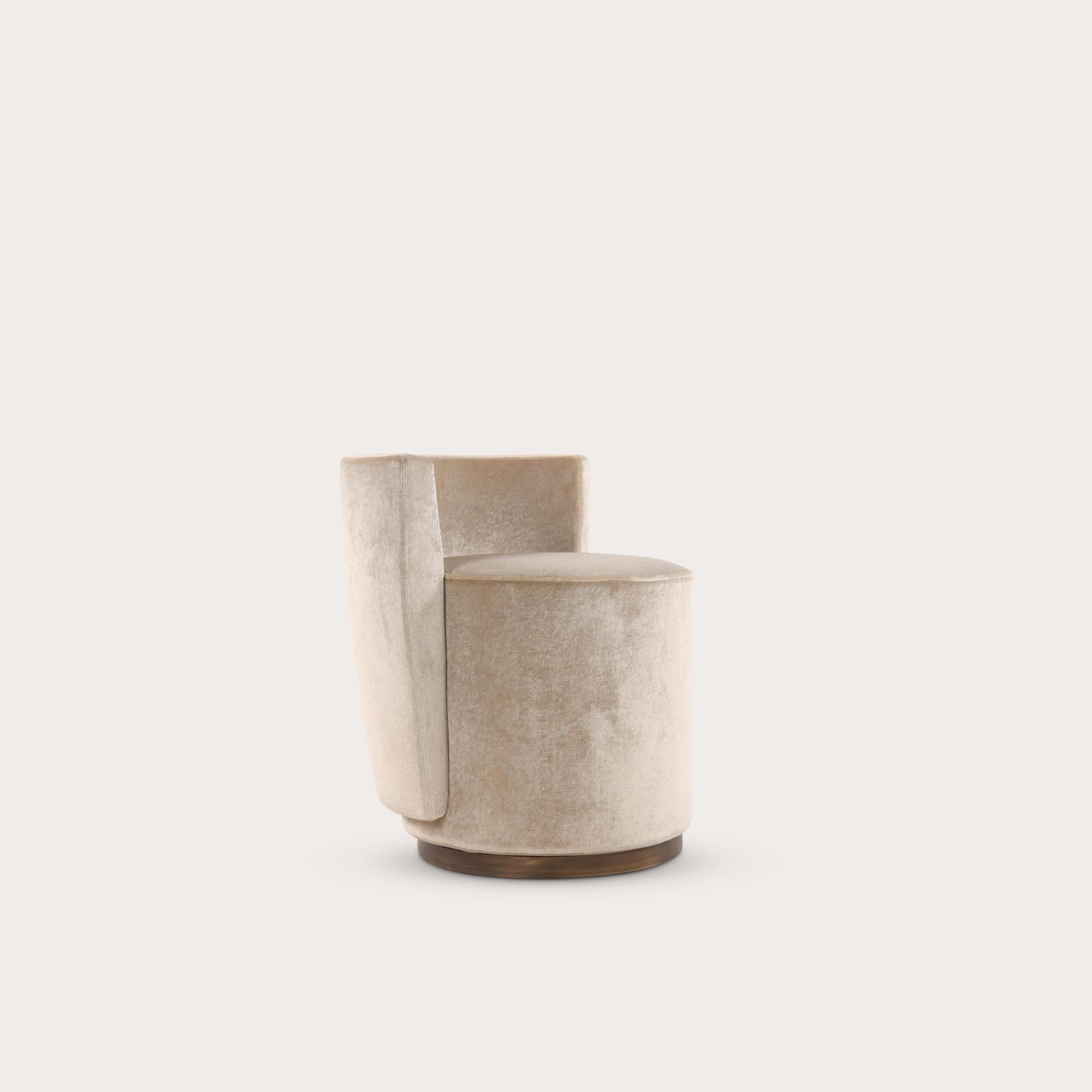 Ce tabouret Bond street de Yabu Pushelberg est recouvert de cuir nubuck Seaton Street. Seaton Street est disponible en 9 coloris en provenance d'Allemagne, avec un poids de 1,2 à 1,4 mm.

Le tabouret de rue Bond de Yabu Pushelberg pivote sur une