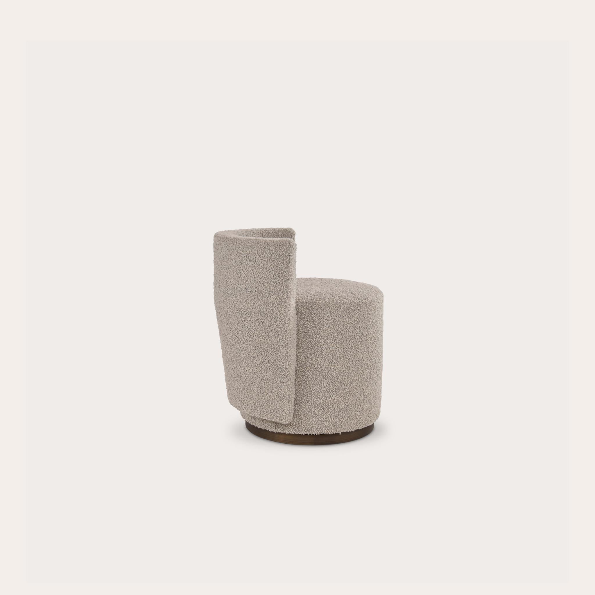 Mousse Tabouret Bond Street de Yabu Pushelberg avec base pivotante en laiton antique laqué en vente