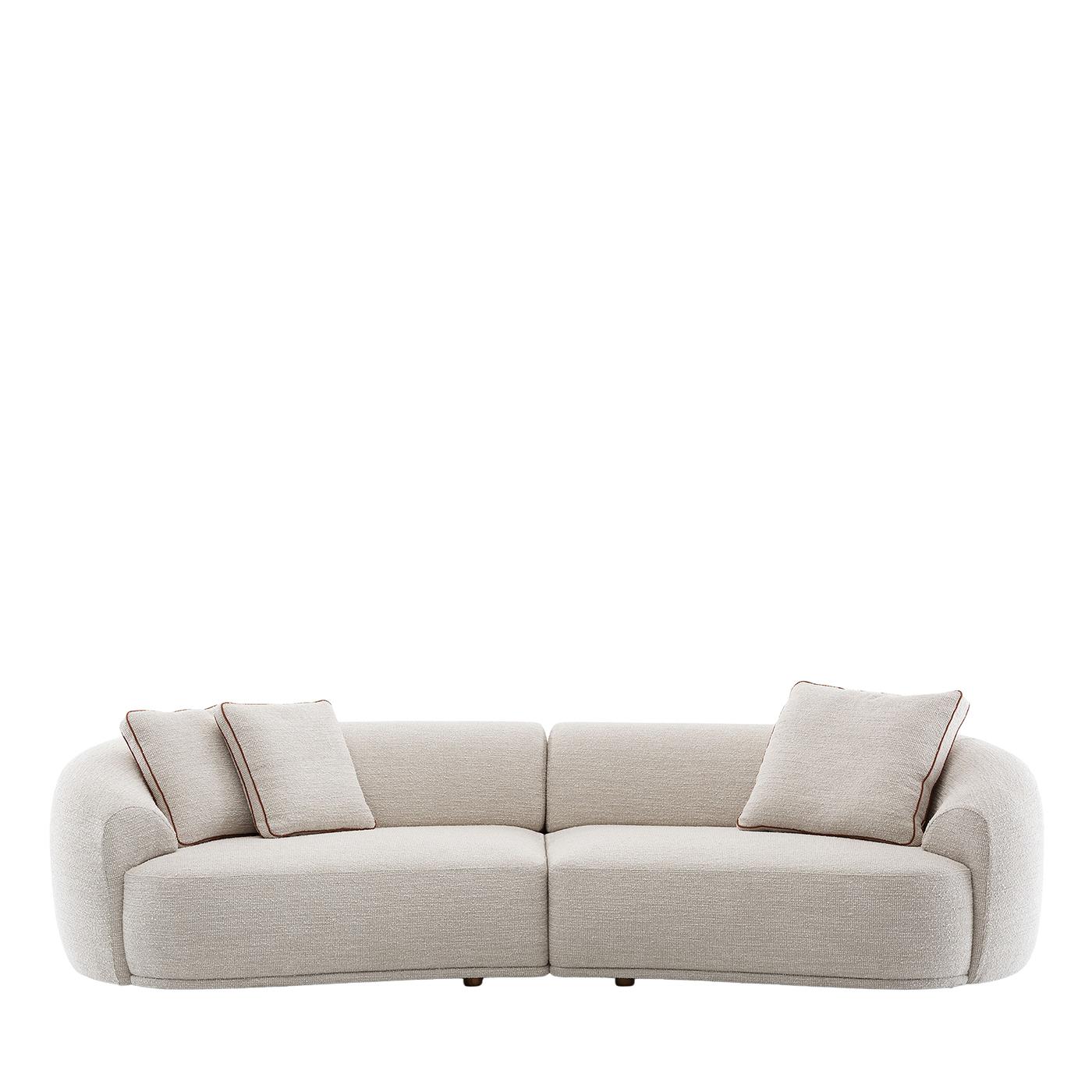 El sofá Bond tiene una estructura de madera maciza con correas elásticas que soportan un acolchado de alta densidad para un confort duradero. Totalmente tapizado en tela de primera calidad de la categoría 