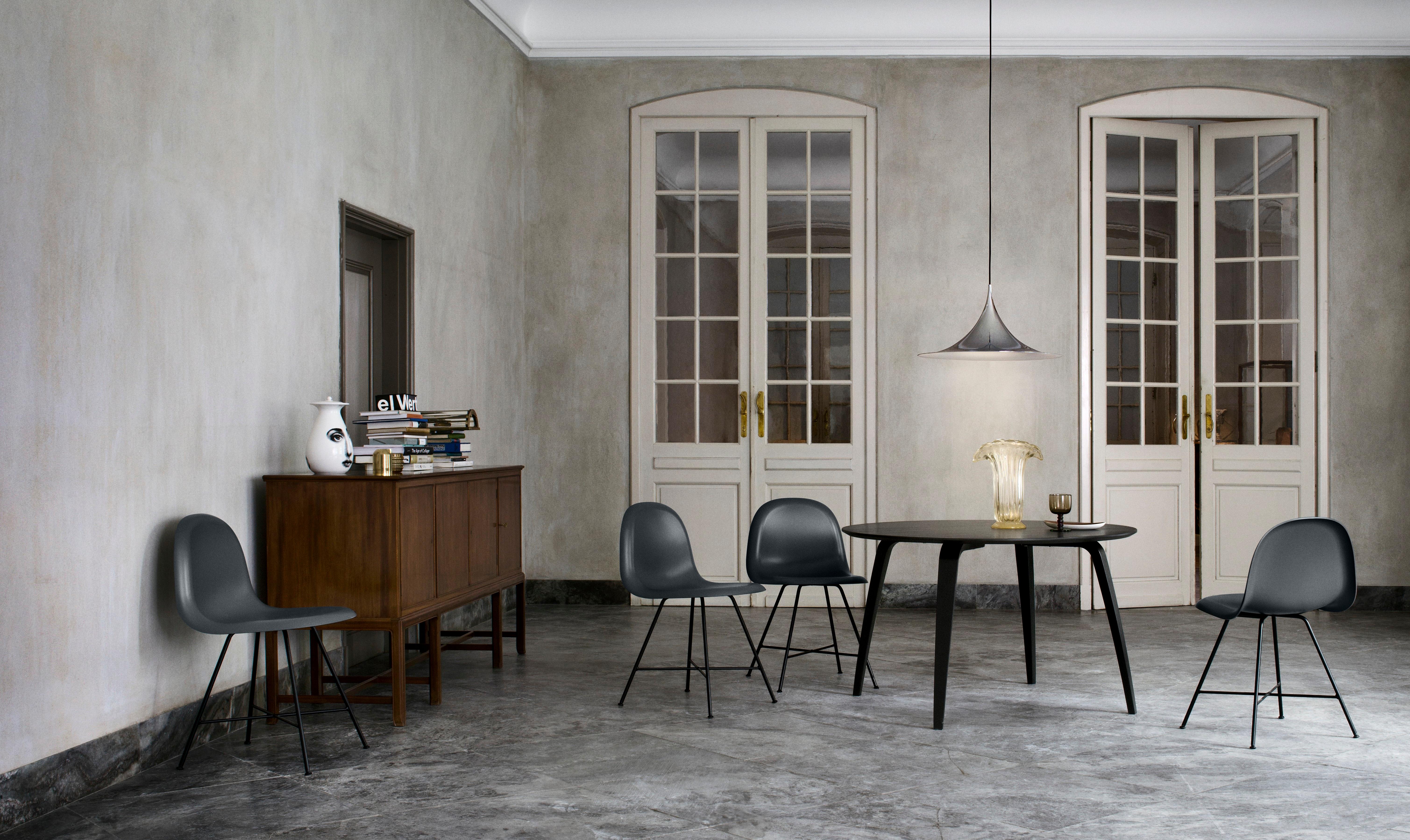 Ciondolo 'Semi' di Bonderup And Thorup in grigio antracite.

Disegnata nel 1968 da Claus Bonderup & Torsten Thorup, questa riedizione autorizzata dalla danese GUBI riproduce meticolosamente il loro lavoro con grande attenzione ai dettagli e ai